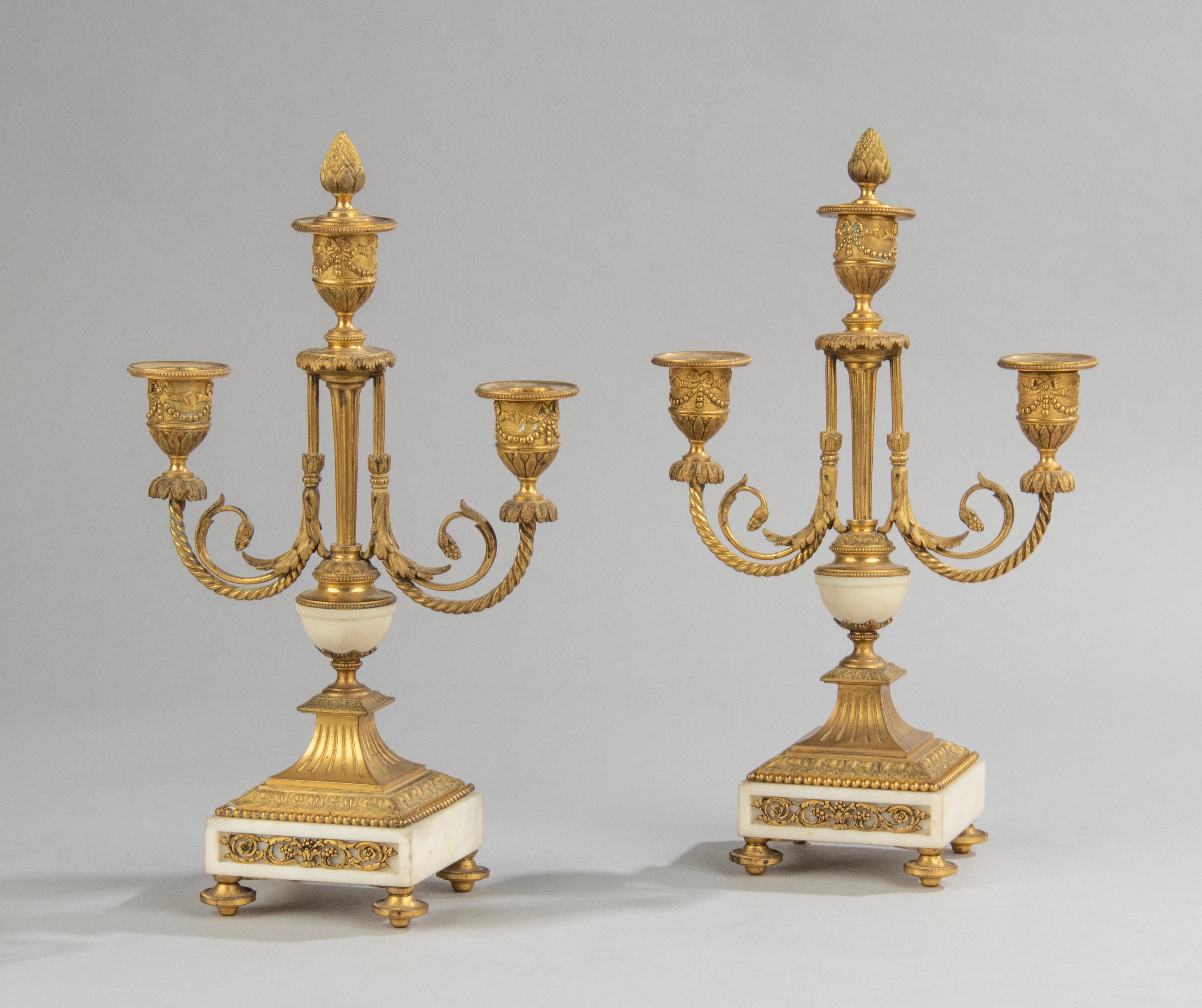 Fin du XVIIIe siècle Période Louis XVI Pendule de cheminée en bronze doré avec chandeliers en vente 1