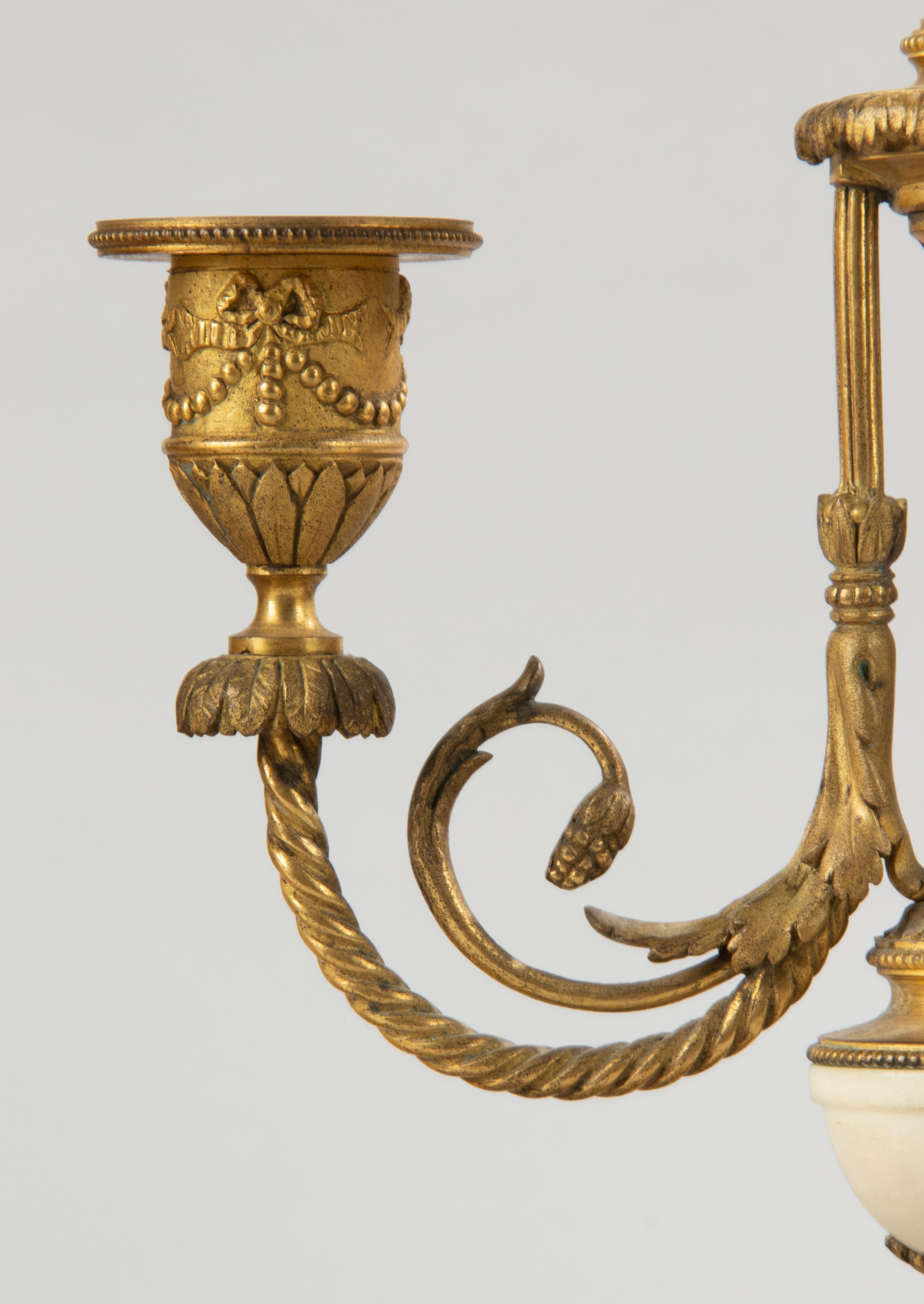 Fin du XVIIIe siècle Période Louis XVI Pendule de cheminée en bronze doré avec chandeliers en vente 2