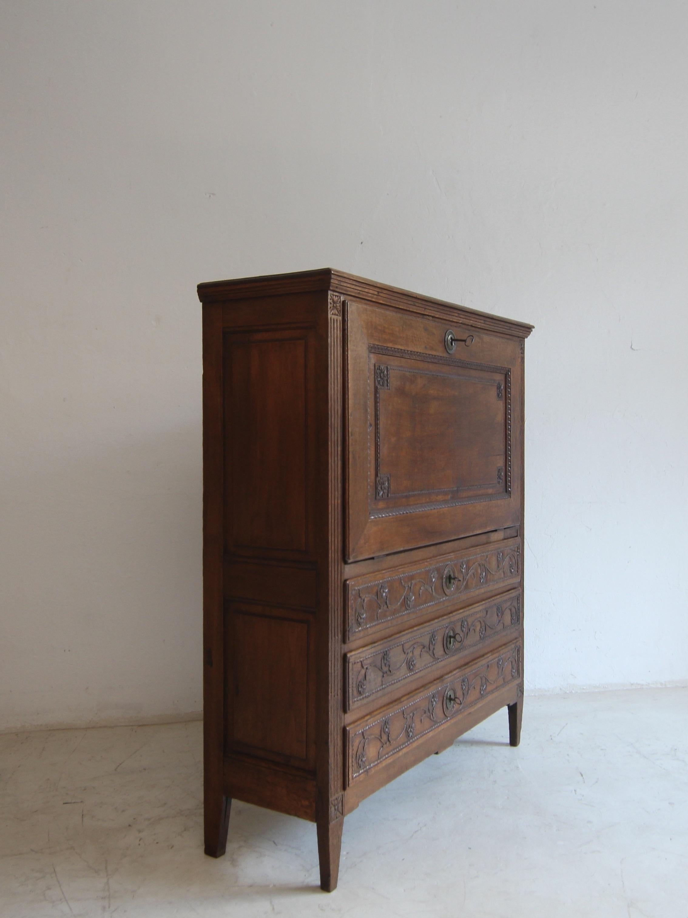 Secretario Luis XVI de finales del siglo XVIII de madera de roble Europeo en venta