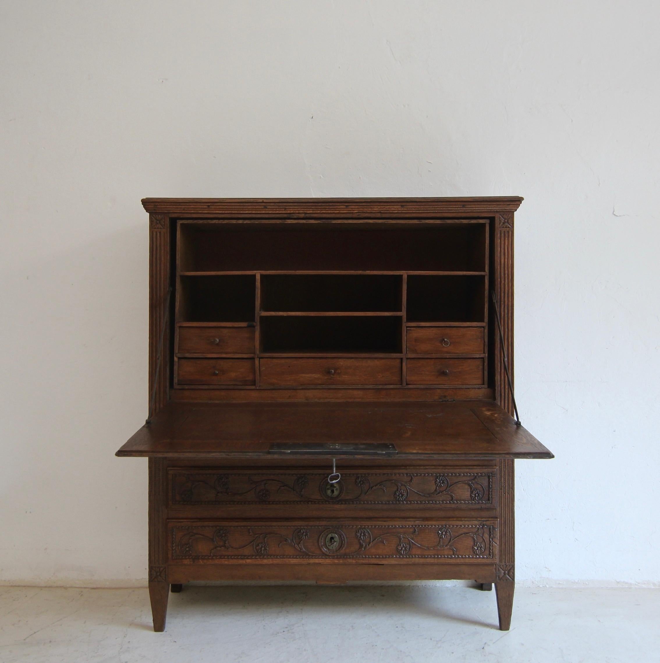 Secretario Luis XVI de finales del siglo XVIII de madera de roble Tallado en venta