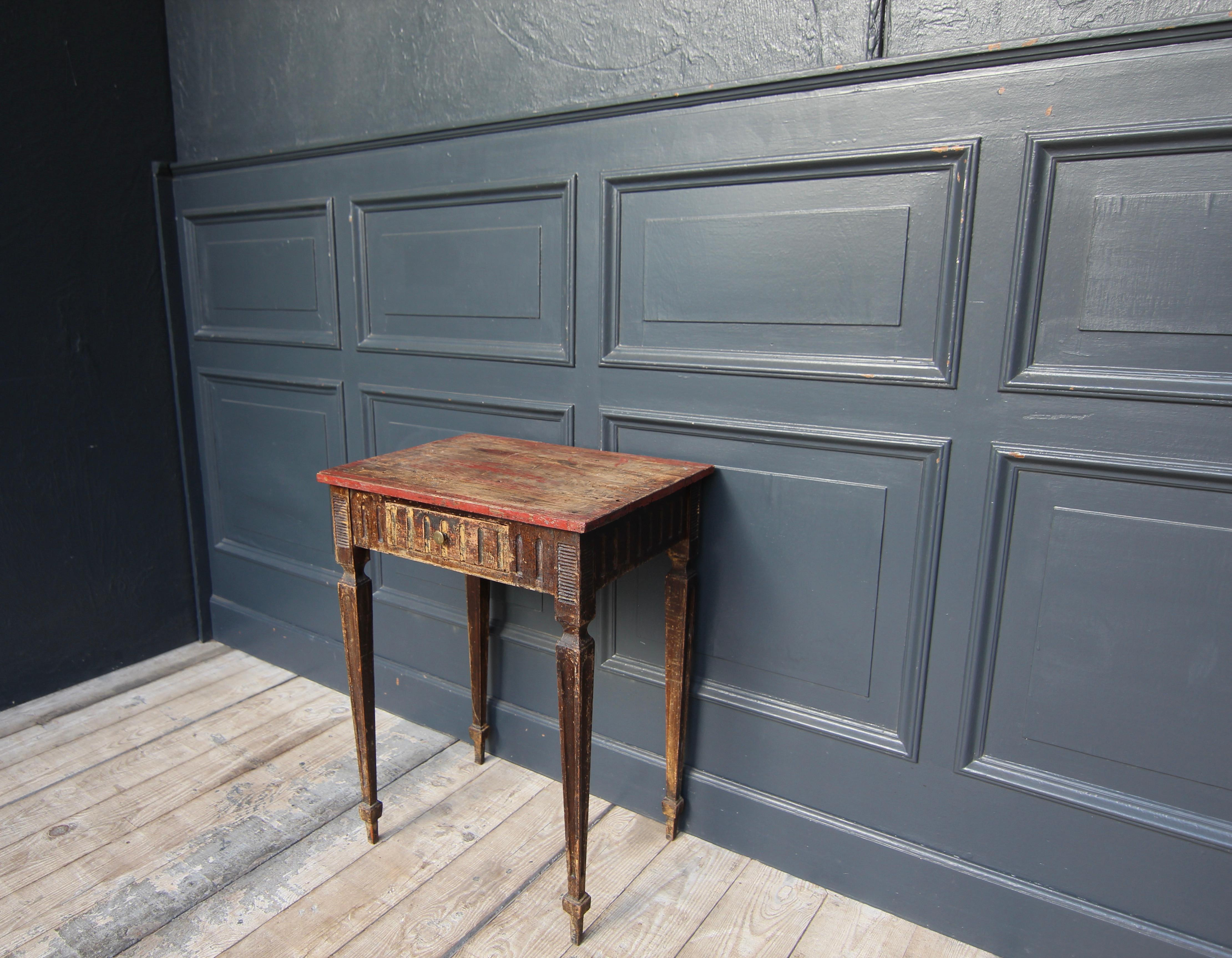 Late 18th Century Louis XVI Side Table in Original Paint In Good Condition In Dusseldorf, DE
