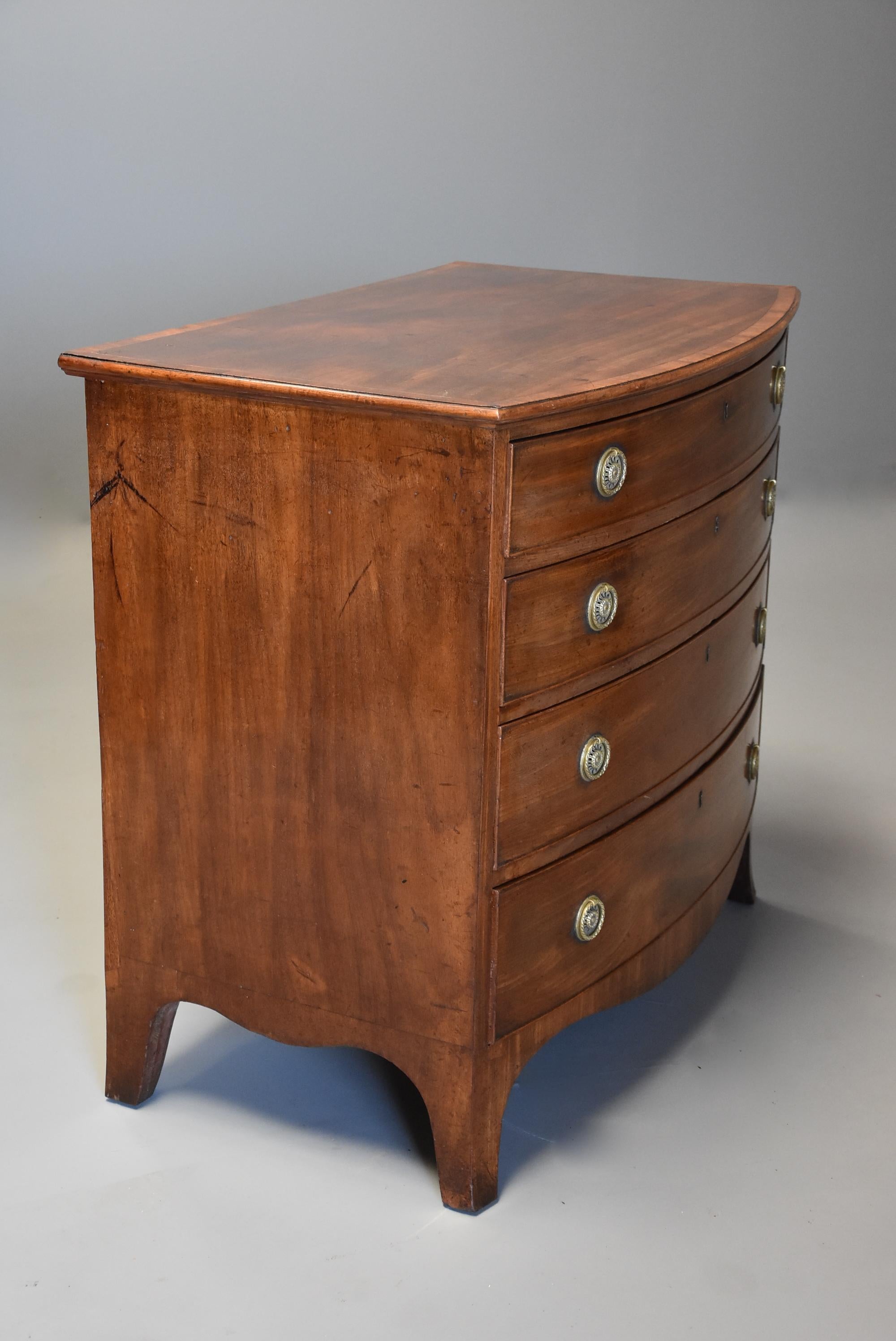 Late 18th Century Mahogany Bow Front Chest of Drawers of Good Patina In Good Condition For Sale In Suffolk, GB