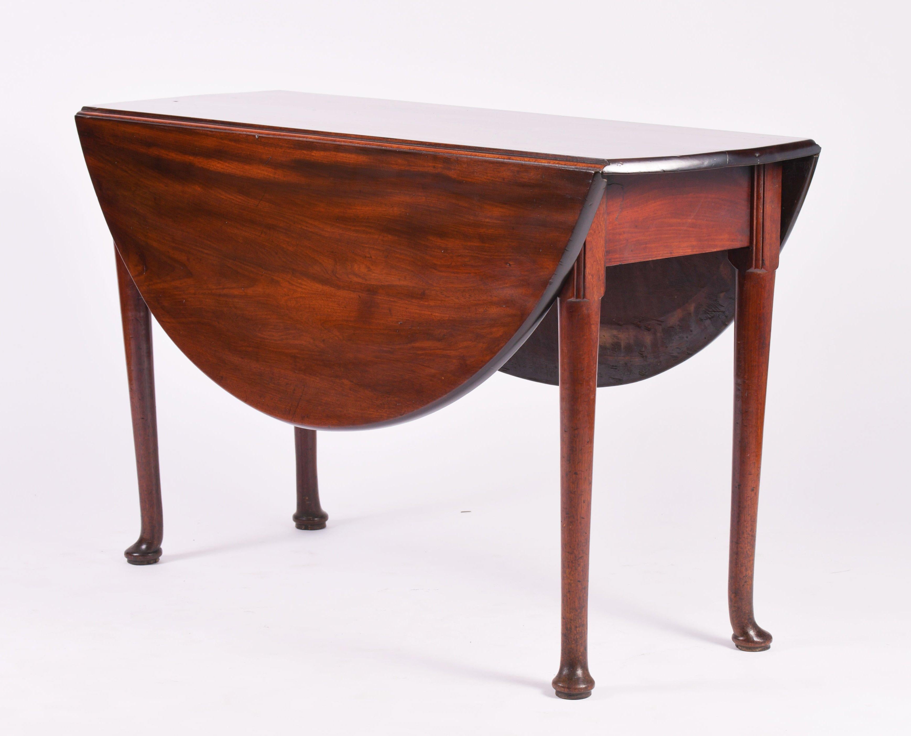 Late 18th Century Mahogany Drop Leaf Circular Table 3