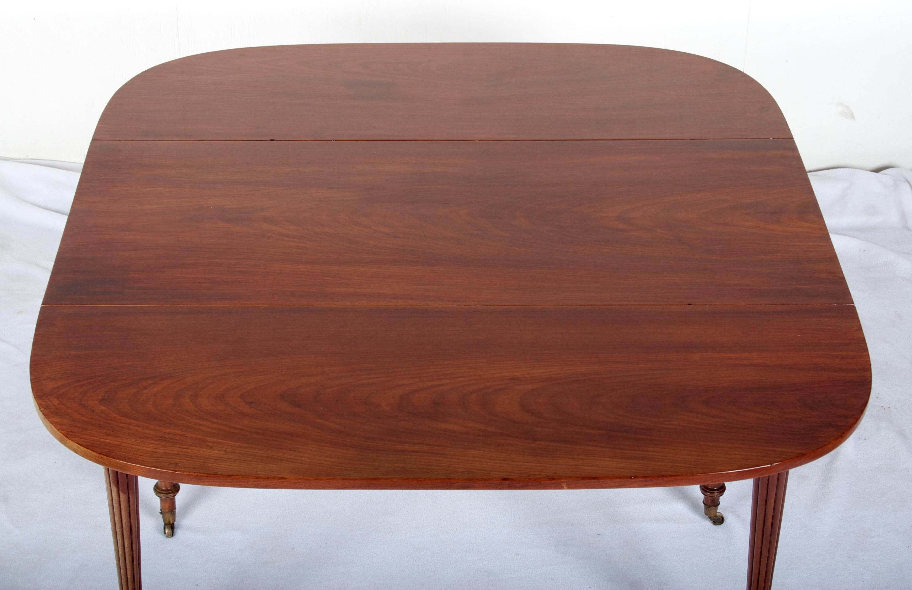 Late 18th Century Mahogany Pembroke Dining Table For Sale 4