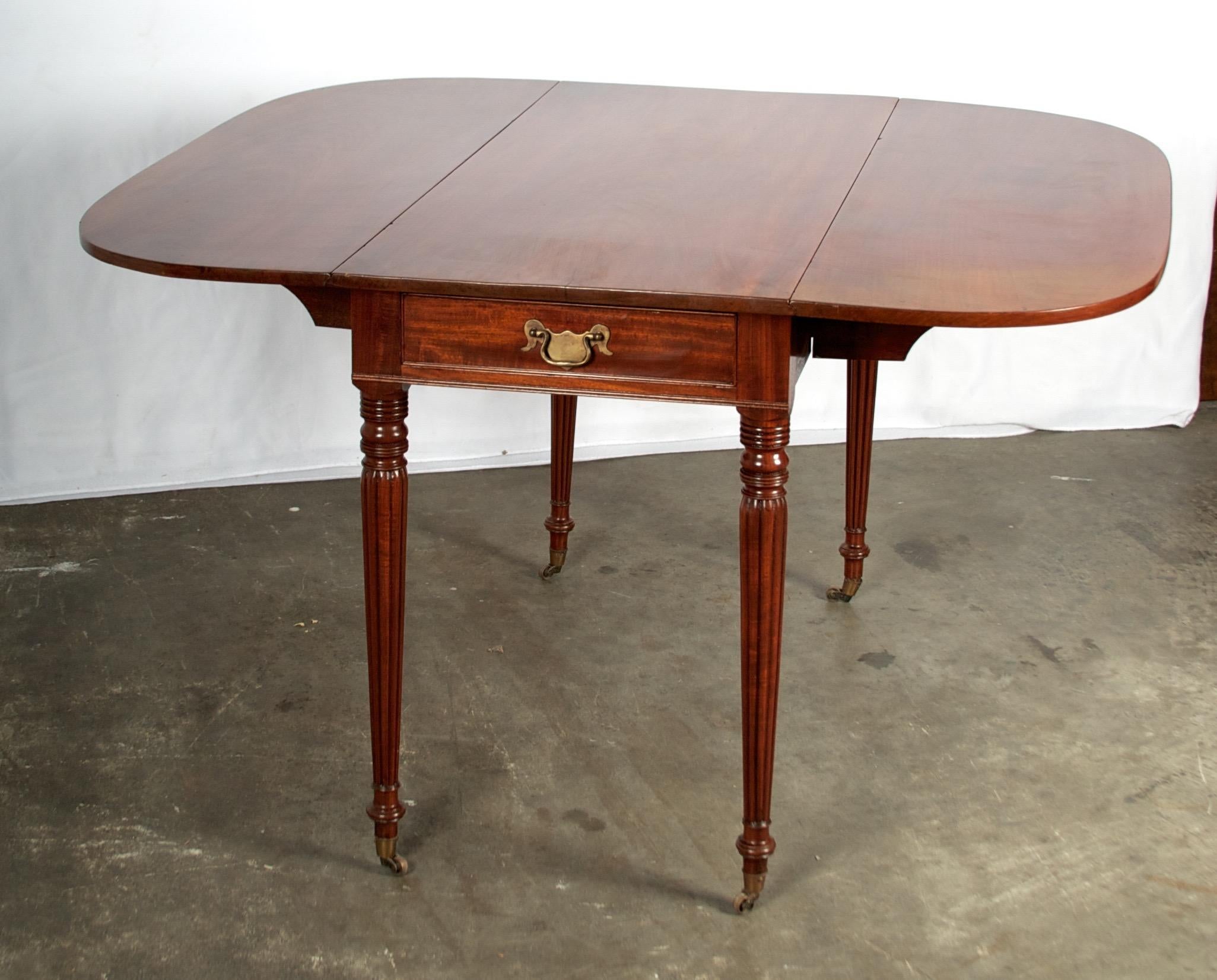 Late 18th Century Mahogany Pembroke Dining Table For Sale 11