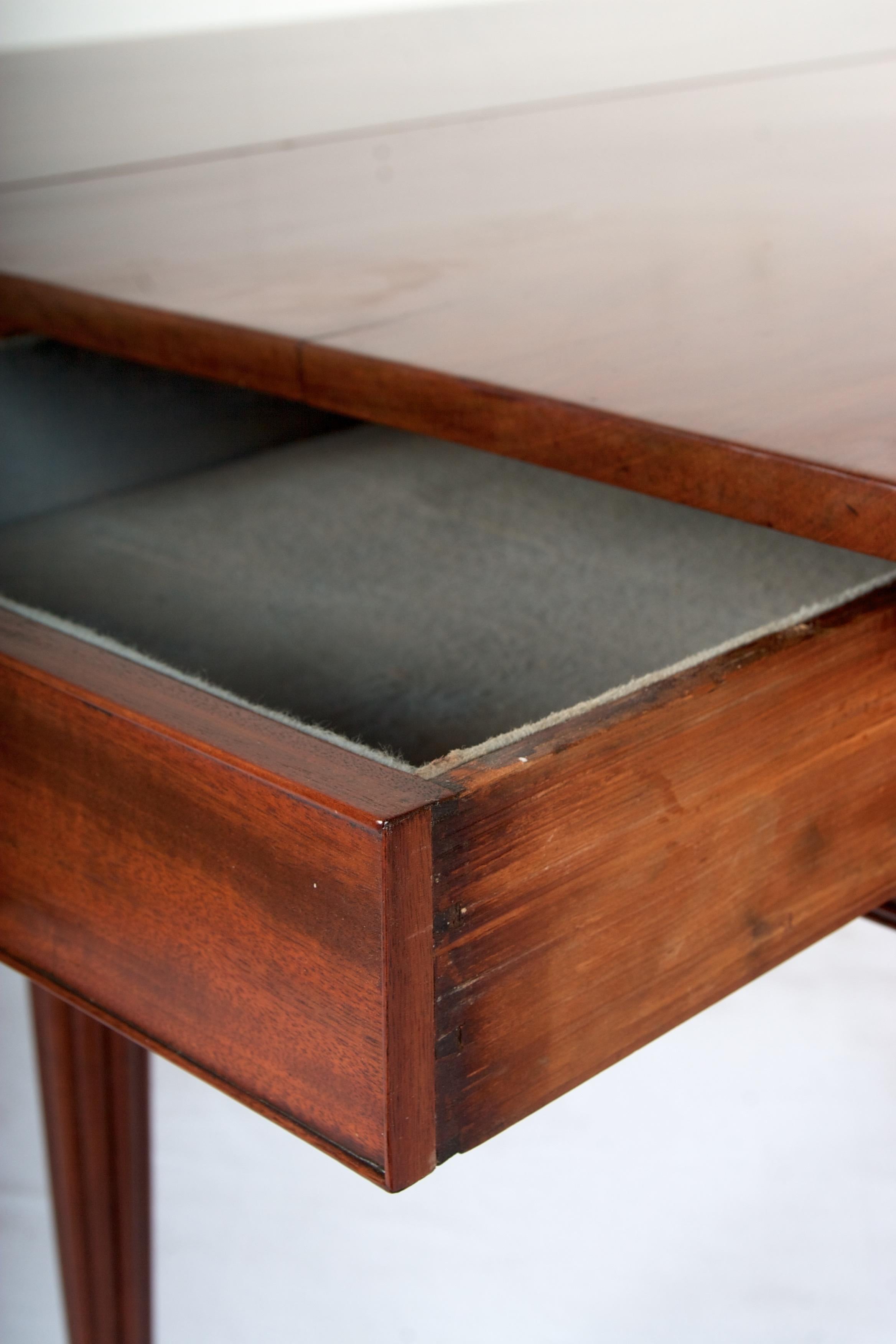 Hand-Crafted Late 18th Century Mahogany Pembroke Dining Table For Sale