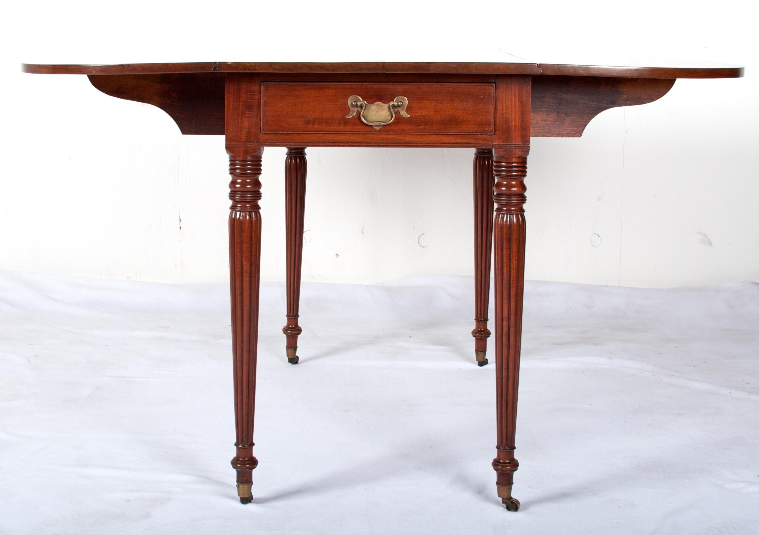 Acajou Table de salle à manger Pembroke en acajou de la fin du XVIIIe siècle en vente