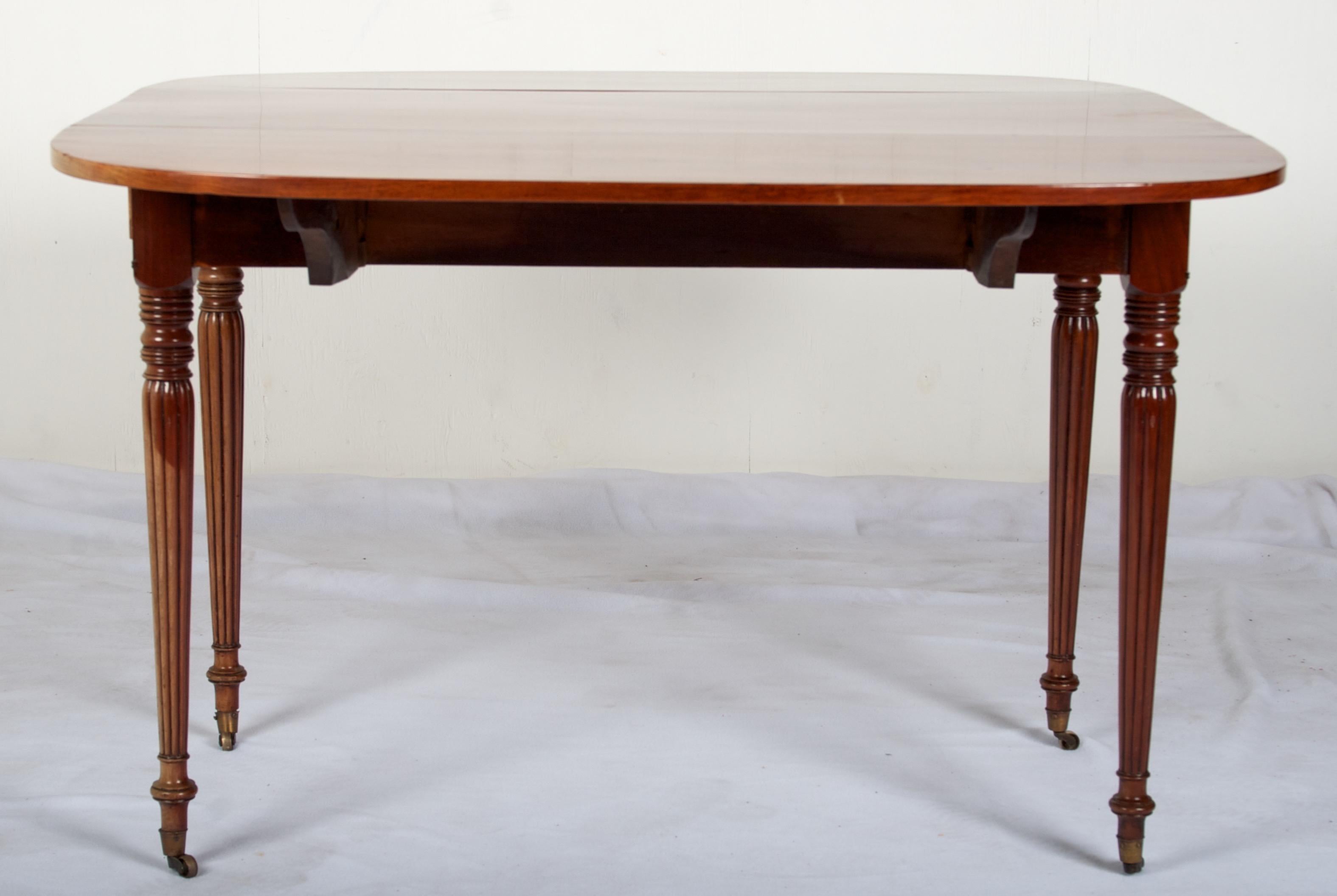Late 18th Century Mahogany Pembroke Dining Table For Sale 3