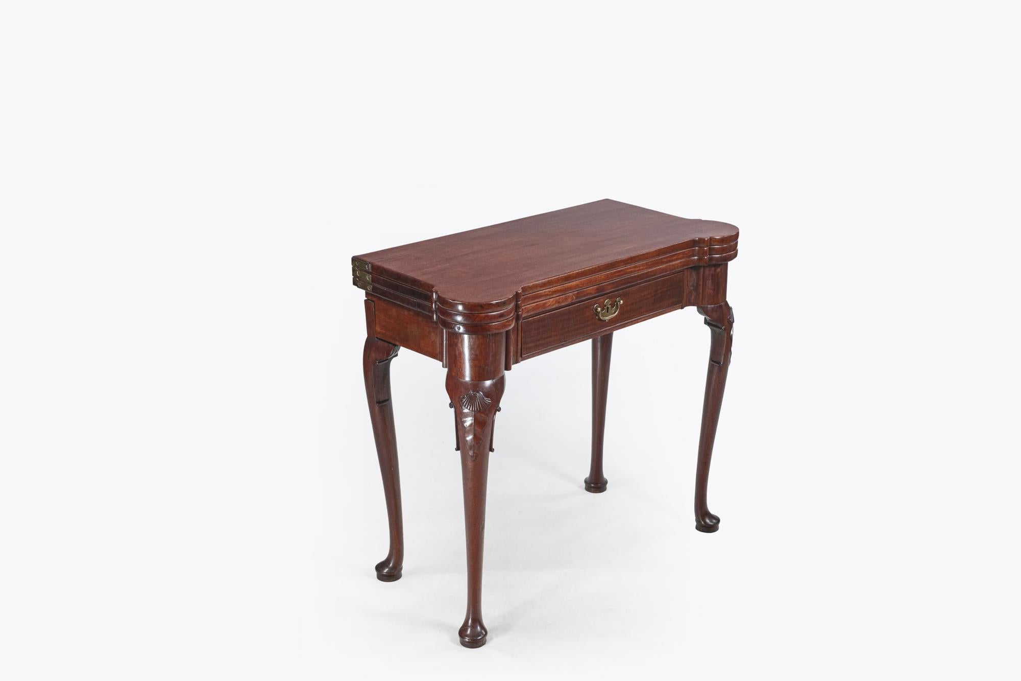 Late 18th Century Mahogany Triple Top Fold-Over Card/Tea Table In Excellent Condition For Sale In Dublin 8, IE