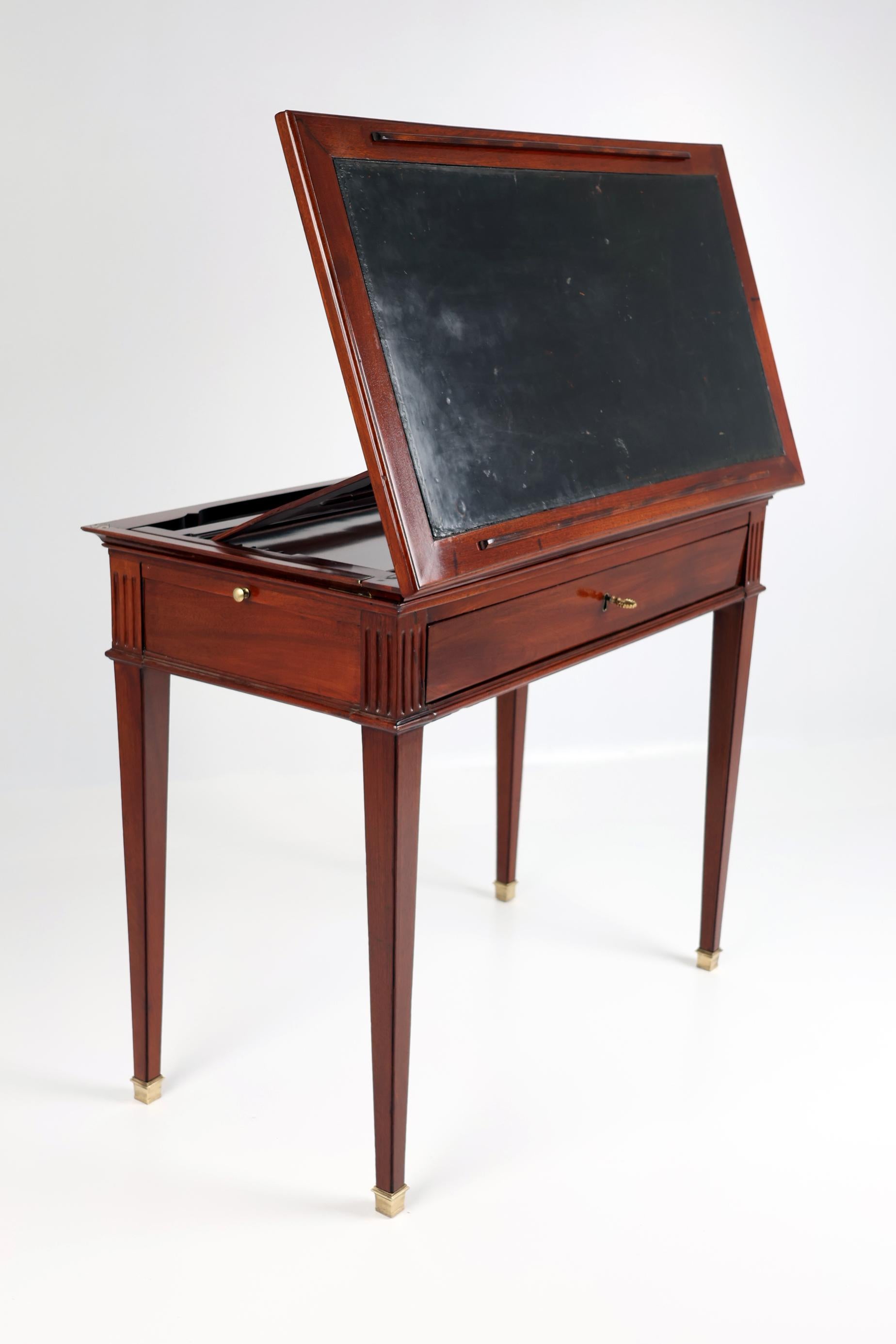 Table d'architecte en acajou plaqué de la fin du XVIIIe siècle, estampillée en vente 3