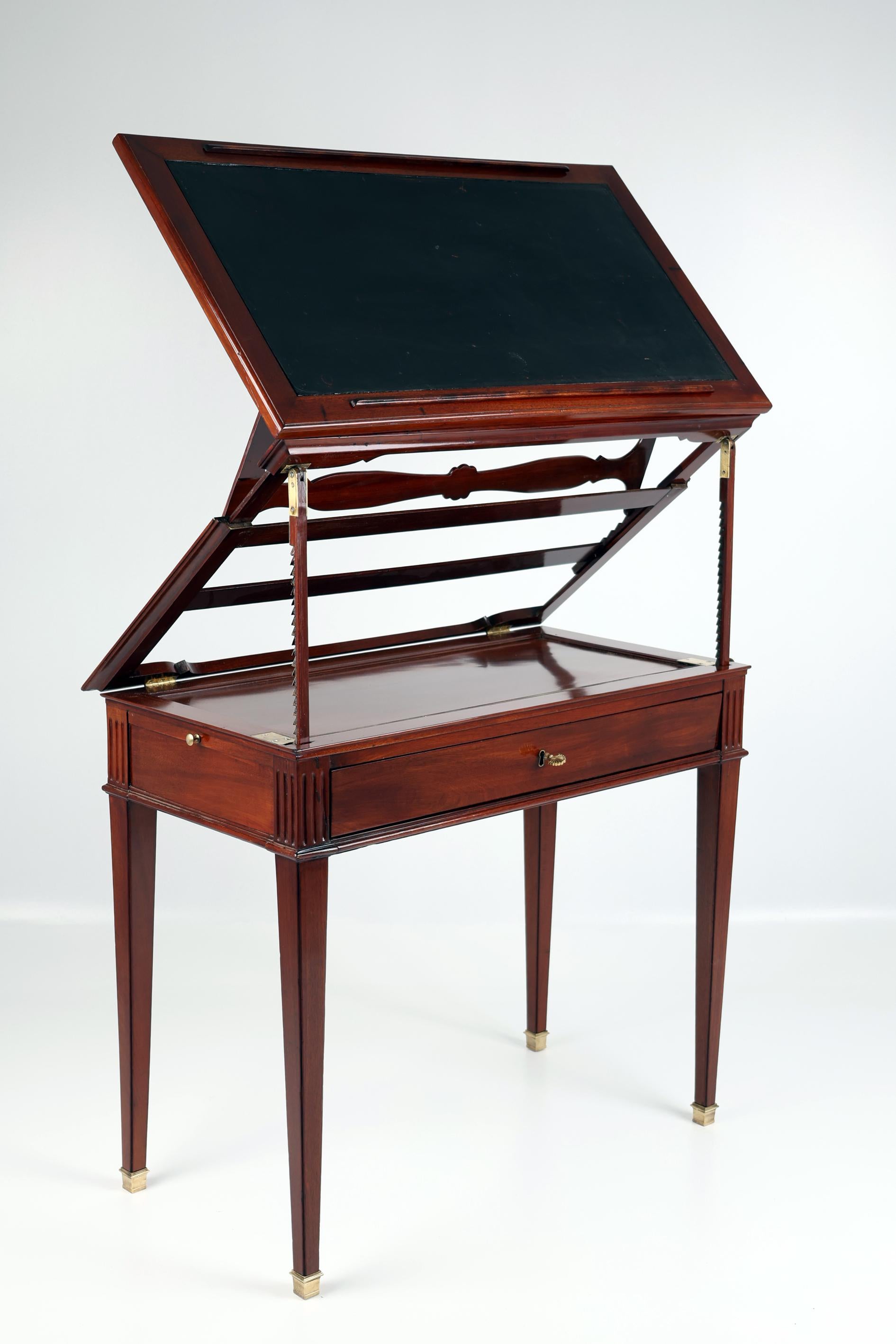 Table d'architecte en acajou plaqué de la fin du XVIIIe siècle, estampillée en vente 9