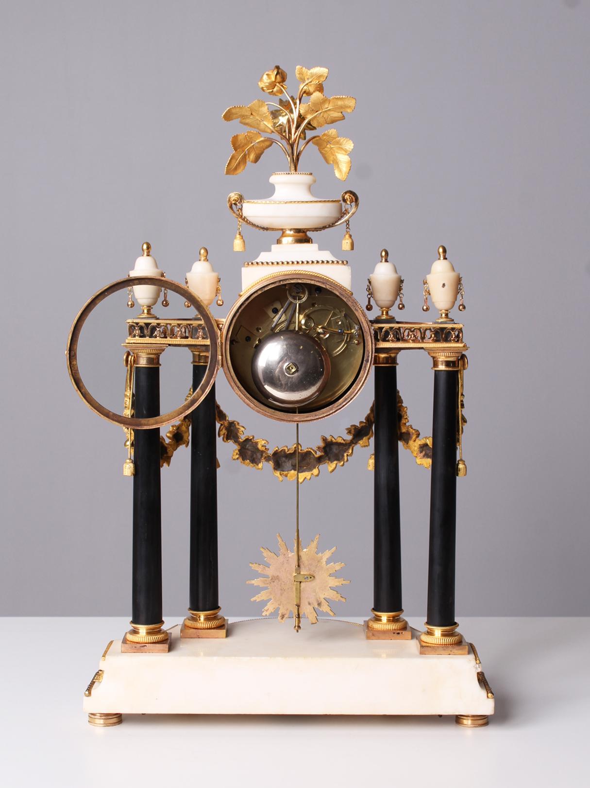 Louis XVI Late 18th Century Mantel Clock, Louis-XVI Pendule with Date and Seconds, á Paris