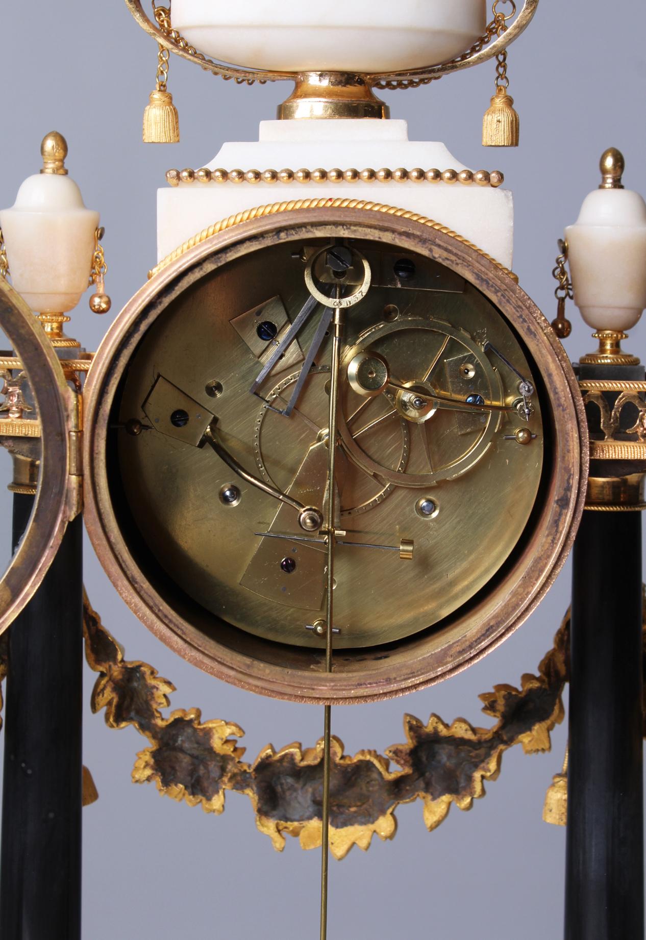 French Late 18th Century Mantel Clock, Louis-XVI Pendule with Date and Seconds, á Paris