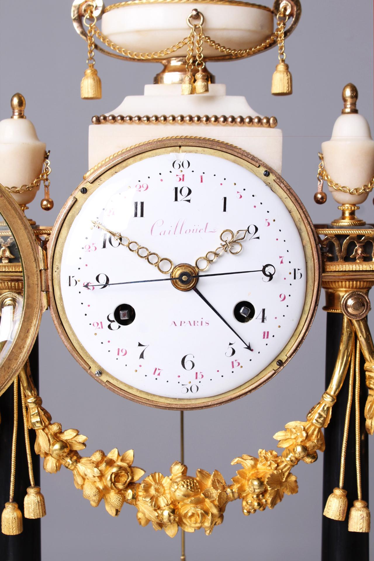 Late 18th Century Mantel Clock, Louis-XVI Pendule with Date and Seconds, á Paris In Good Condition In Greven, DE