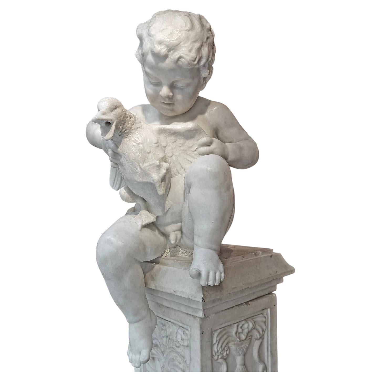 SCULPTURE EN MARBRE DE LA FIN DU 18e SIÈCLE "PETIT GARÇON AVEC UN CANARD". en vente