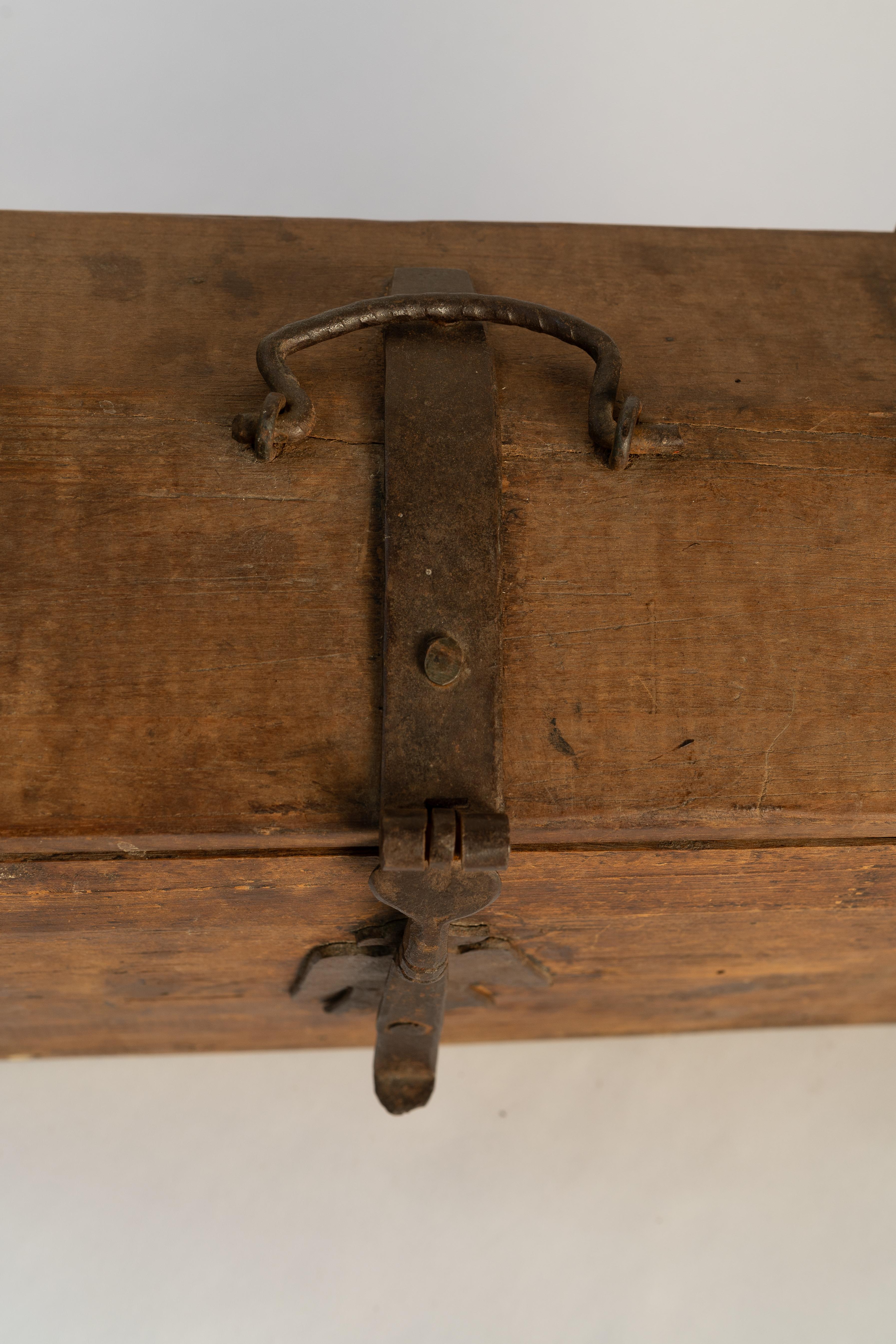 Legno Late 18th-Century Mini Trunk in vendita