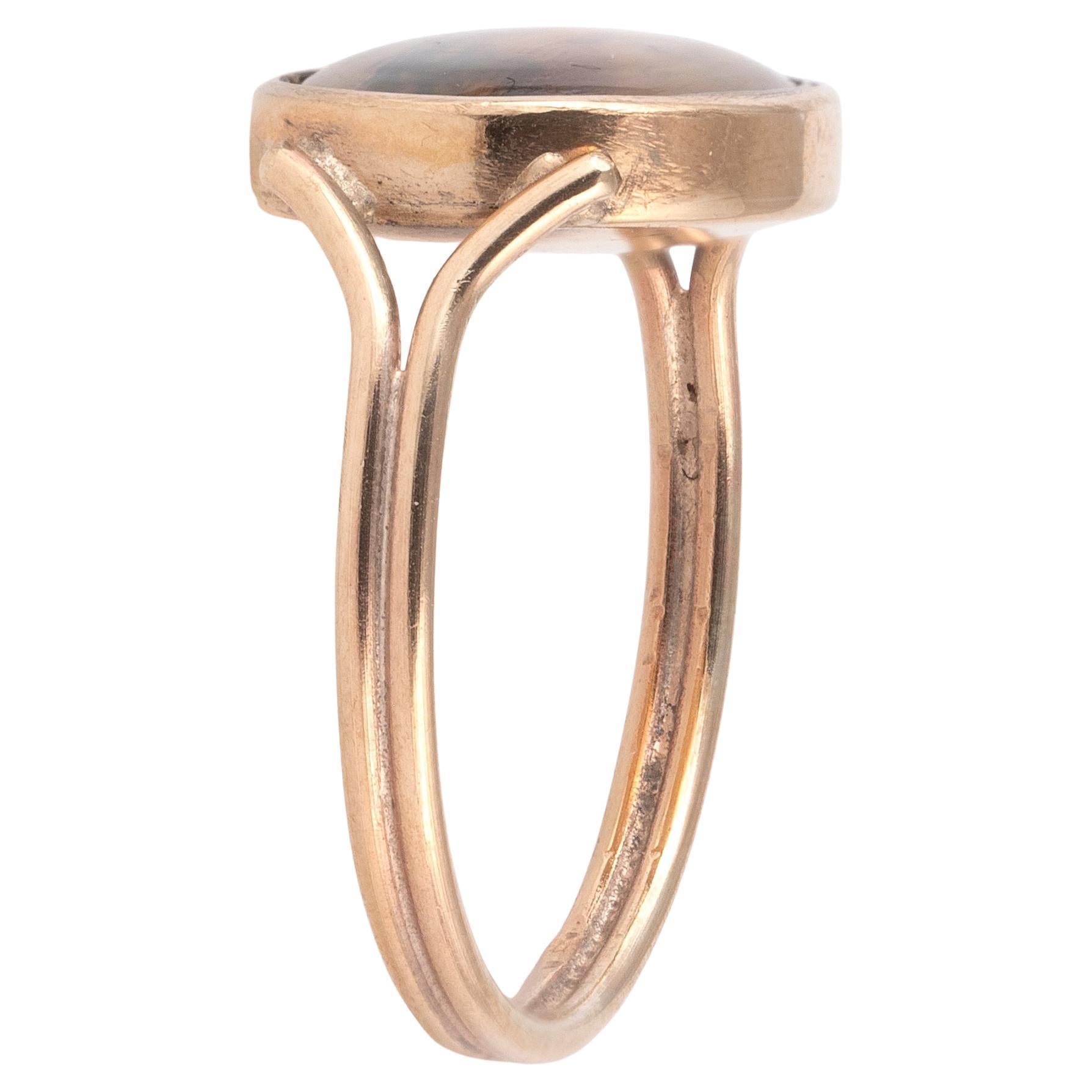 Anillo de ágata musgosa de finales del siglo XVIII. El dibujo natural del ágata representa una escena abstracta de montaña. La piedra está en engaste cerrado con marco de oro grabado. De origen inglés. Alrededor de 1780

Talla 6. 
Peso: 2.9gr.