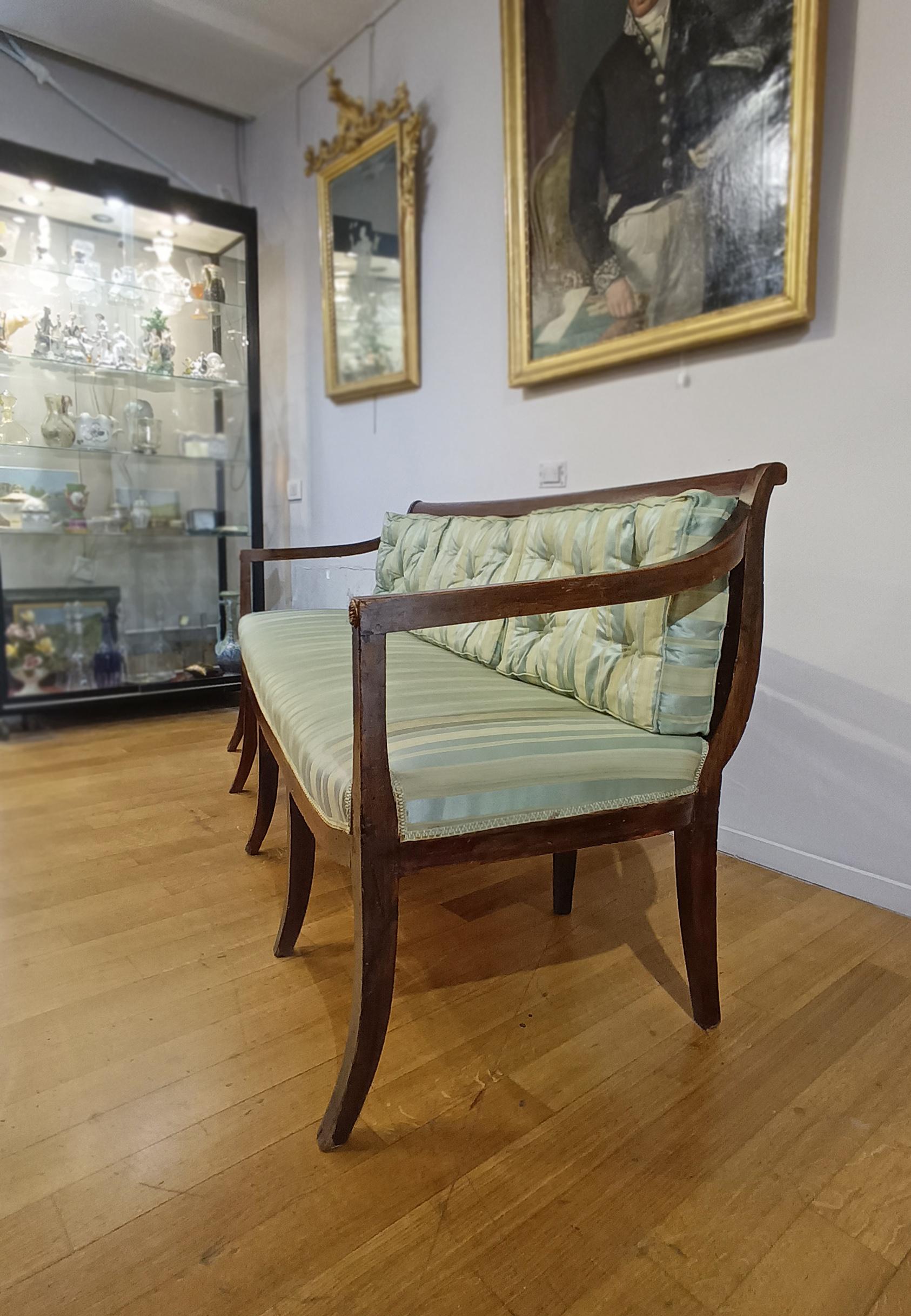Néo-classique LATE 18th CENTURY NEOCLASSIC WALNUT SOFA en vente