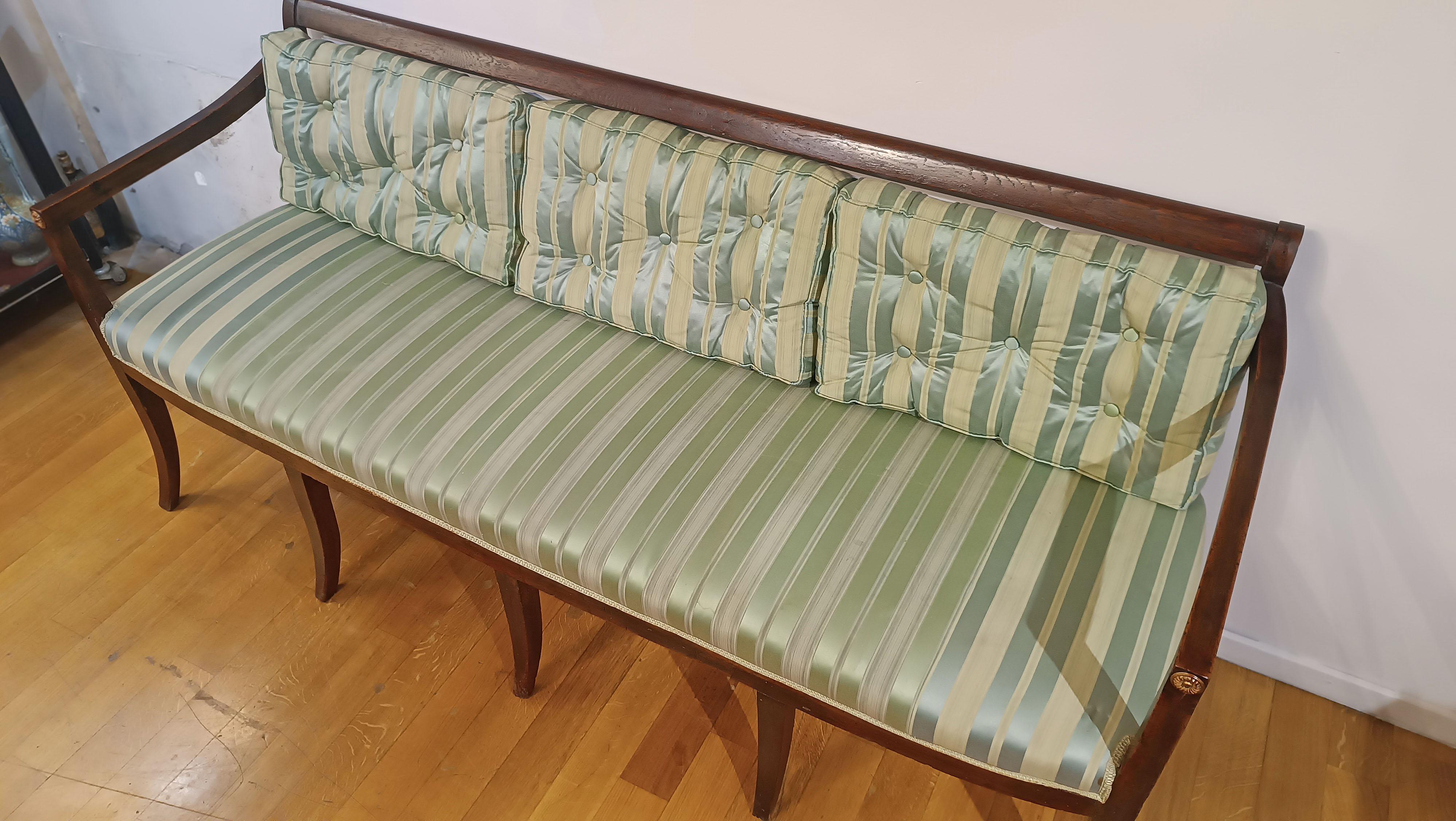 Sculpté à la main LATE 18th CENTURY NEOCLASSIC WALNUT SOFA en vente