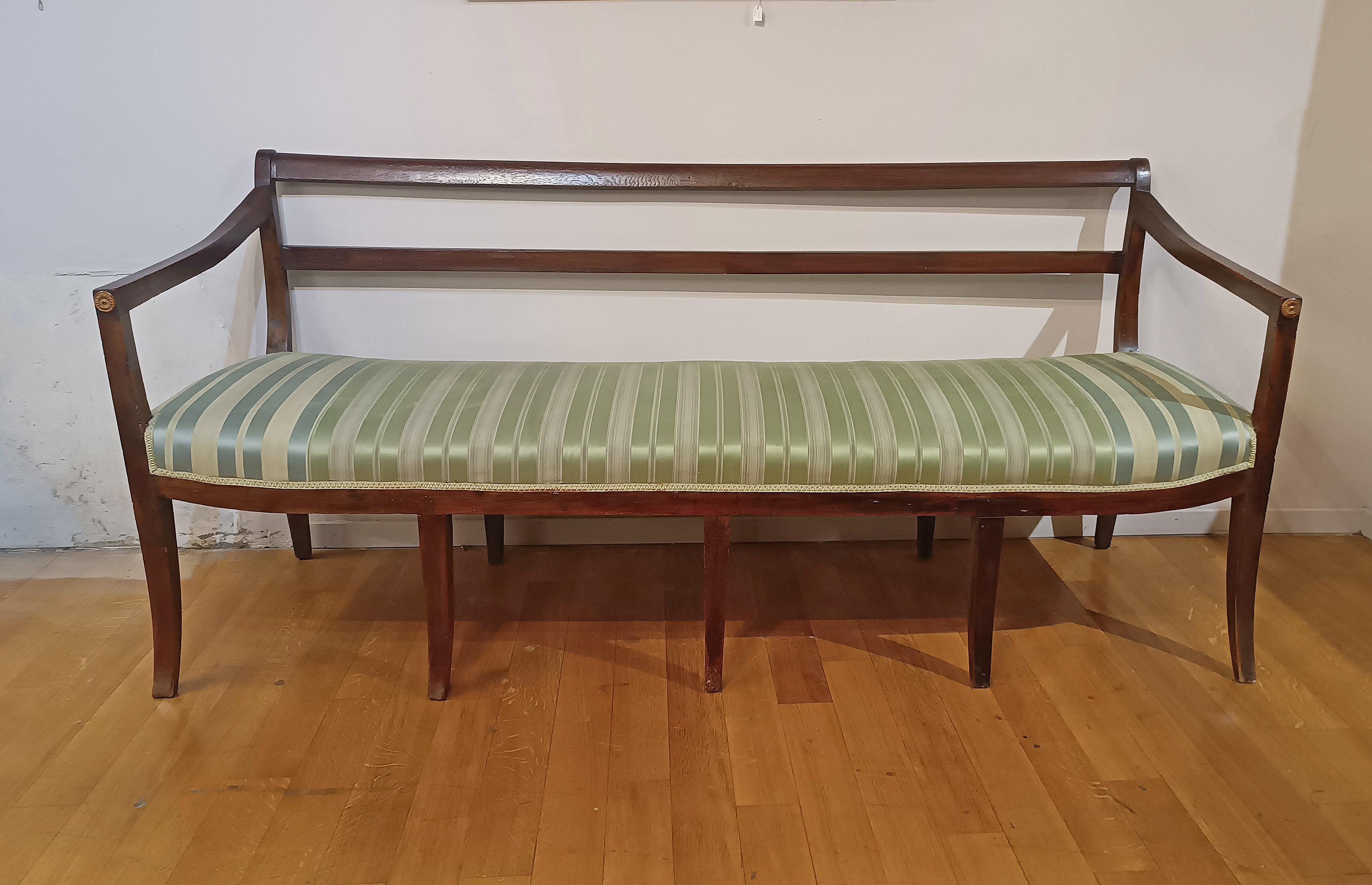 LATE 18th CENTURY NEOCLASSIC WALNUT SOFA Bon état - En vente à Firenze, FI