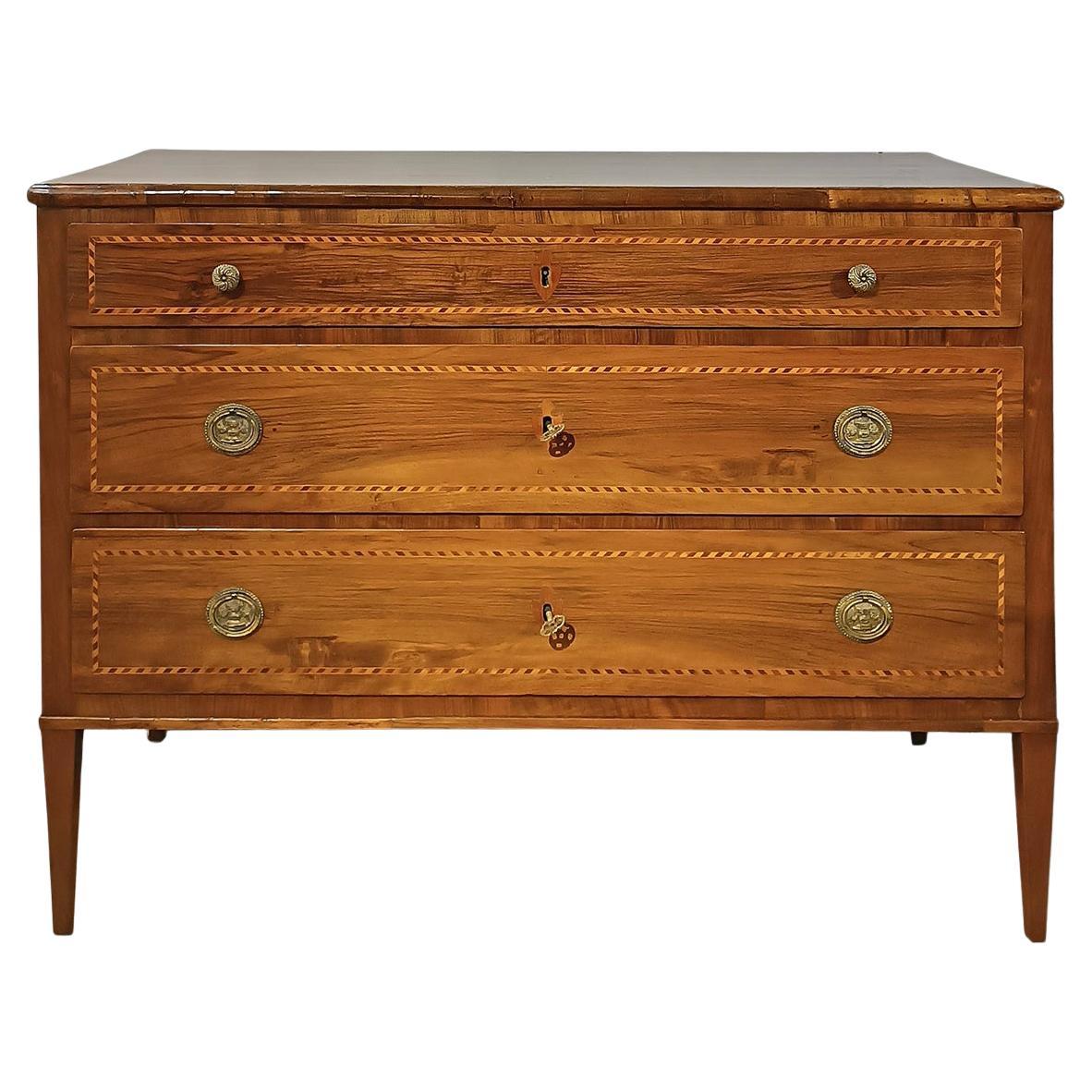 LATE 18th CENTURY NEOCLASSICAL CHEST OF DRAWERS IN WALNUT AND CHERRY