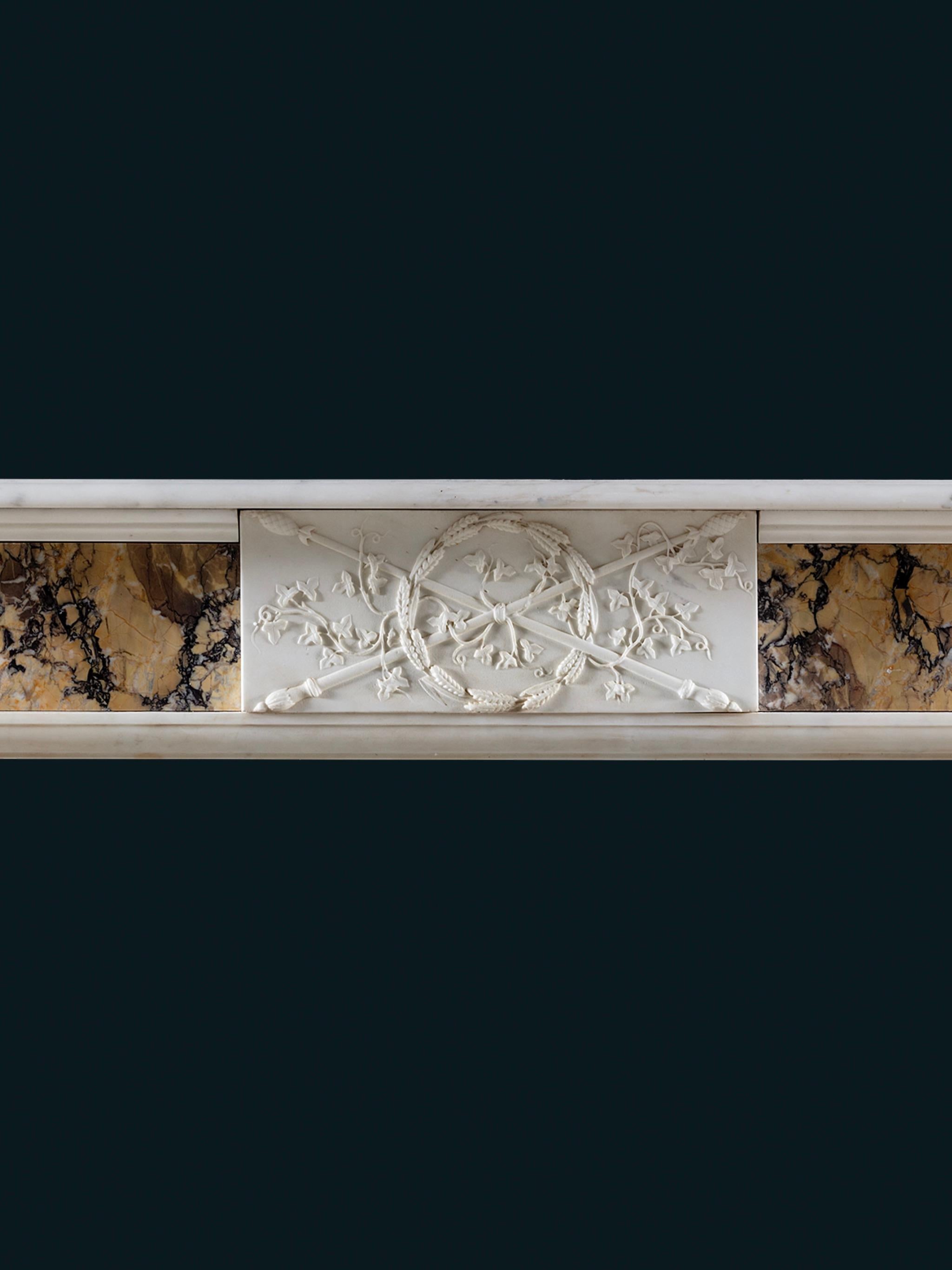 La tablette centrale est sculptée d'une couronne de blé entrecoupée de thyrses croisés en diagonale et de lierre entrelacé, flanquée d'une frise plaquée d'un exceptionnel marbre du couvent de Sienne. Les blocs d'angle sont décorés de rondeaux perlés
