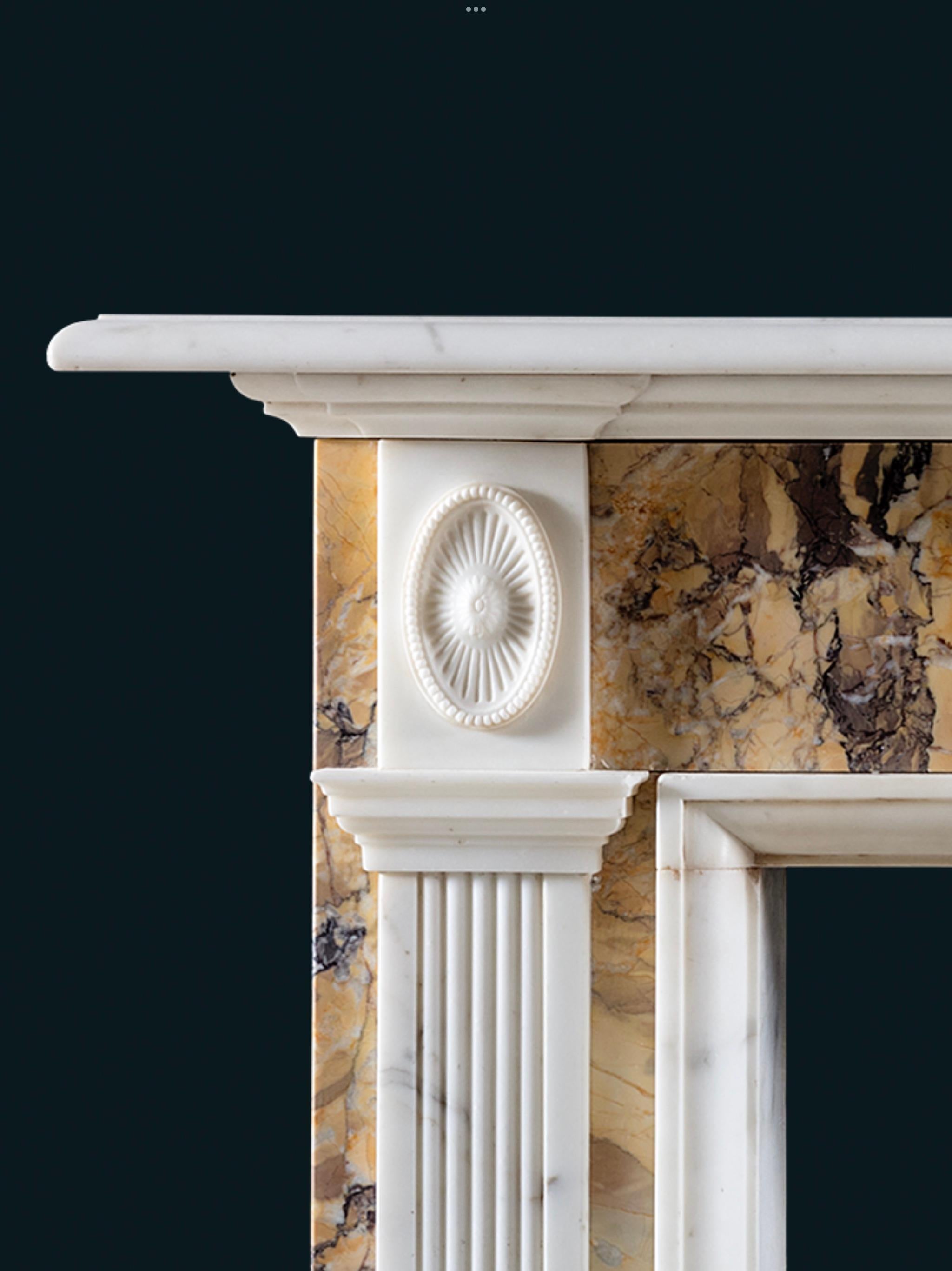 Sculpté Cheminée néoclassique de la fin du XVIIIe siècle Statuaire et marbres de Sienne en vente
