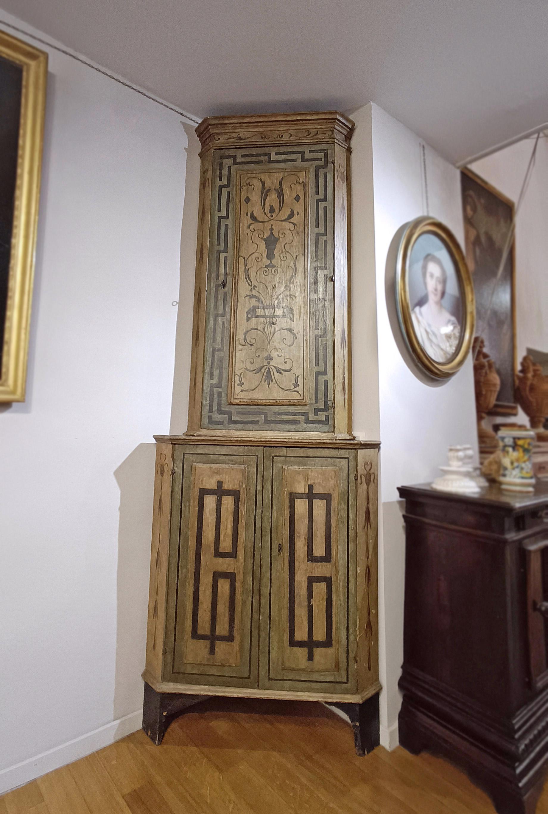LATE 18th CENTURY NEOCLASSICAL DOUBLE-BODY CORNER CABINET in vendita 2