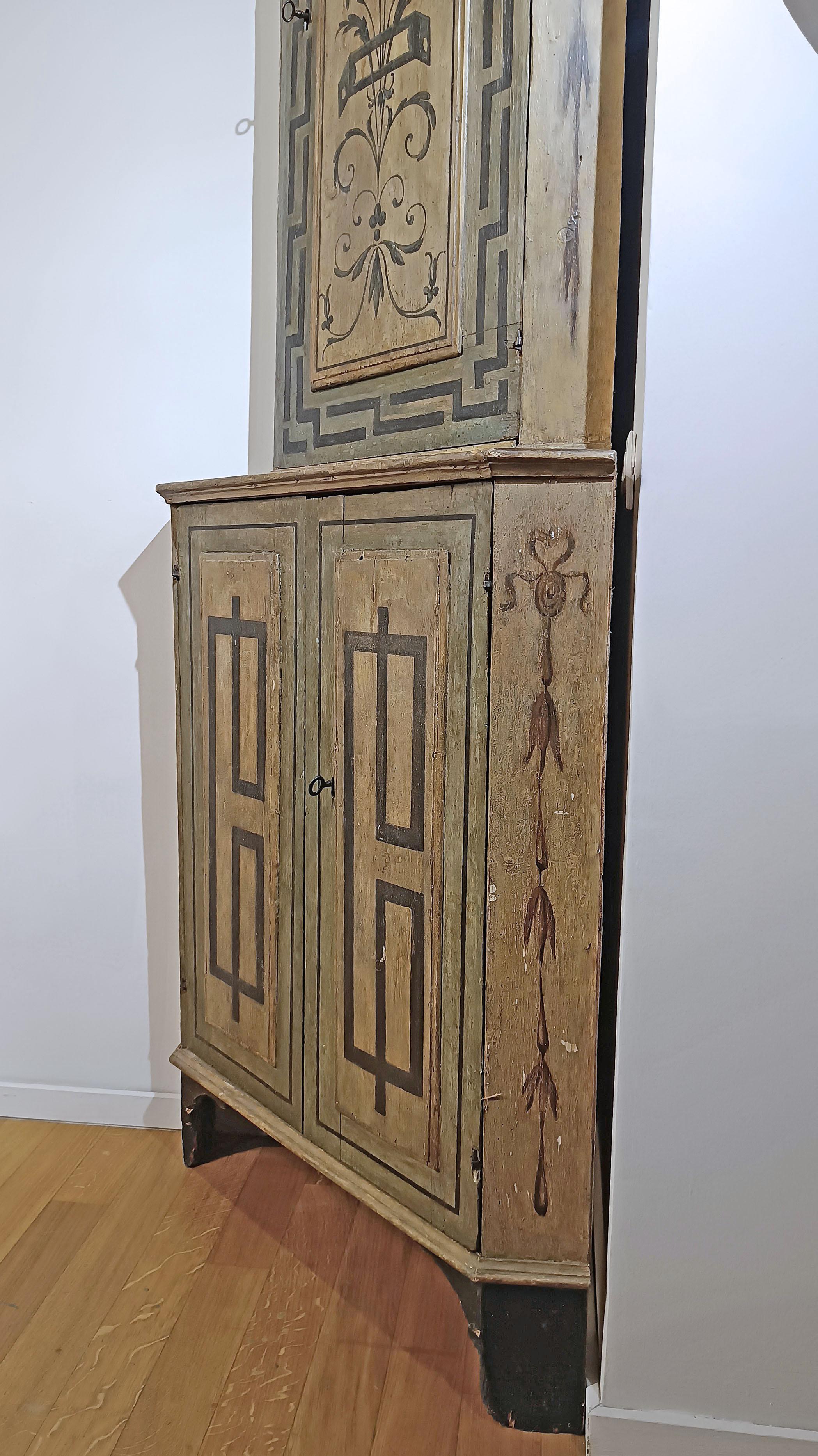LATE 18th CENTURY NEOCLASSICAL DOUBLE-BODY CORNER CABINET in vendita 4