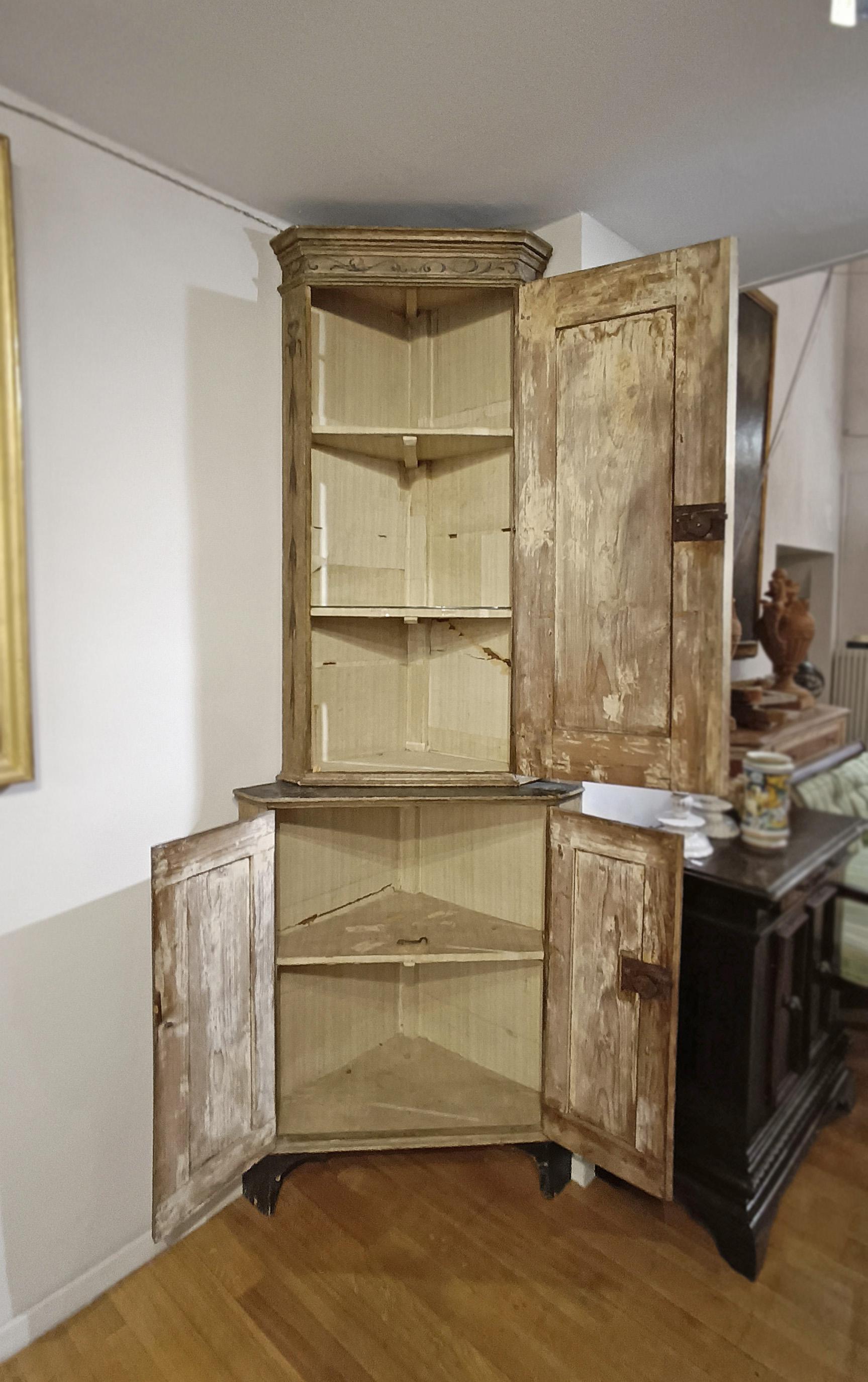 Italian LATE 18th CENTURY NEOCLASSICAL DOUBLE-BODY CORNER CABINET in vendita