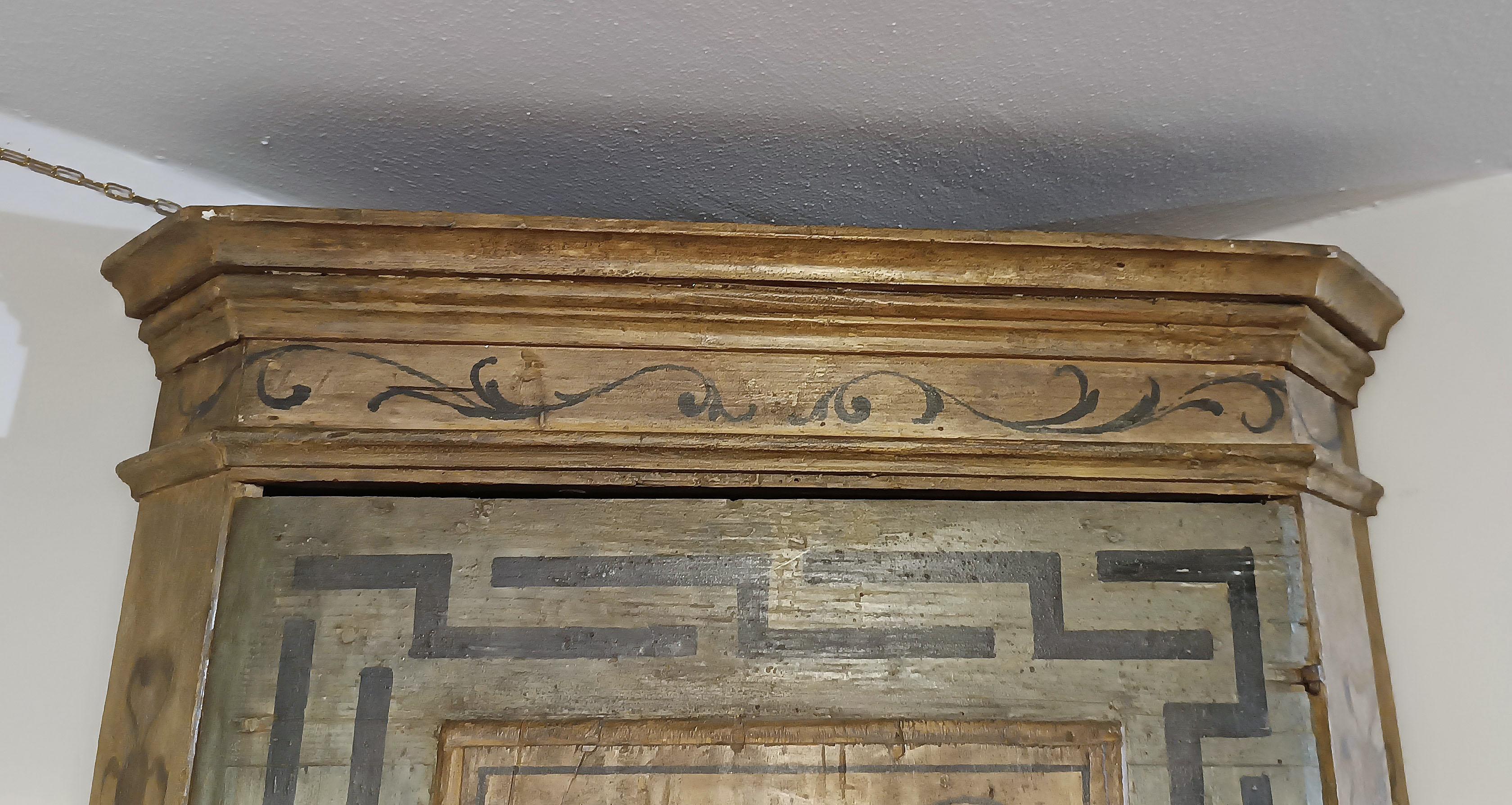 Intagliato a mano LATE 18th CENTURY NEOCLASSICAL DOUBLE-BODY CORNER CABINET in vendita