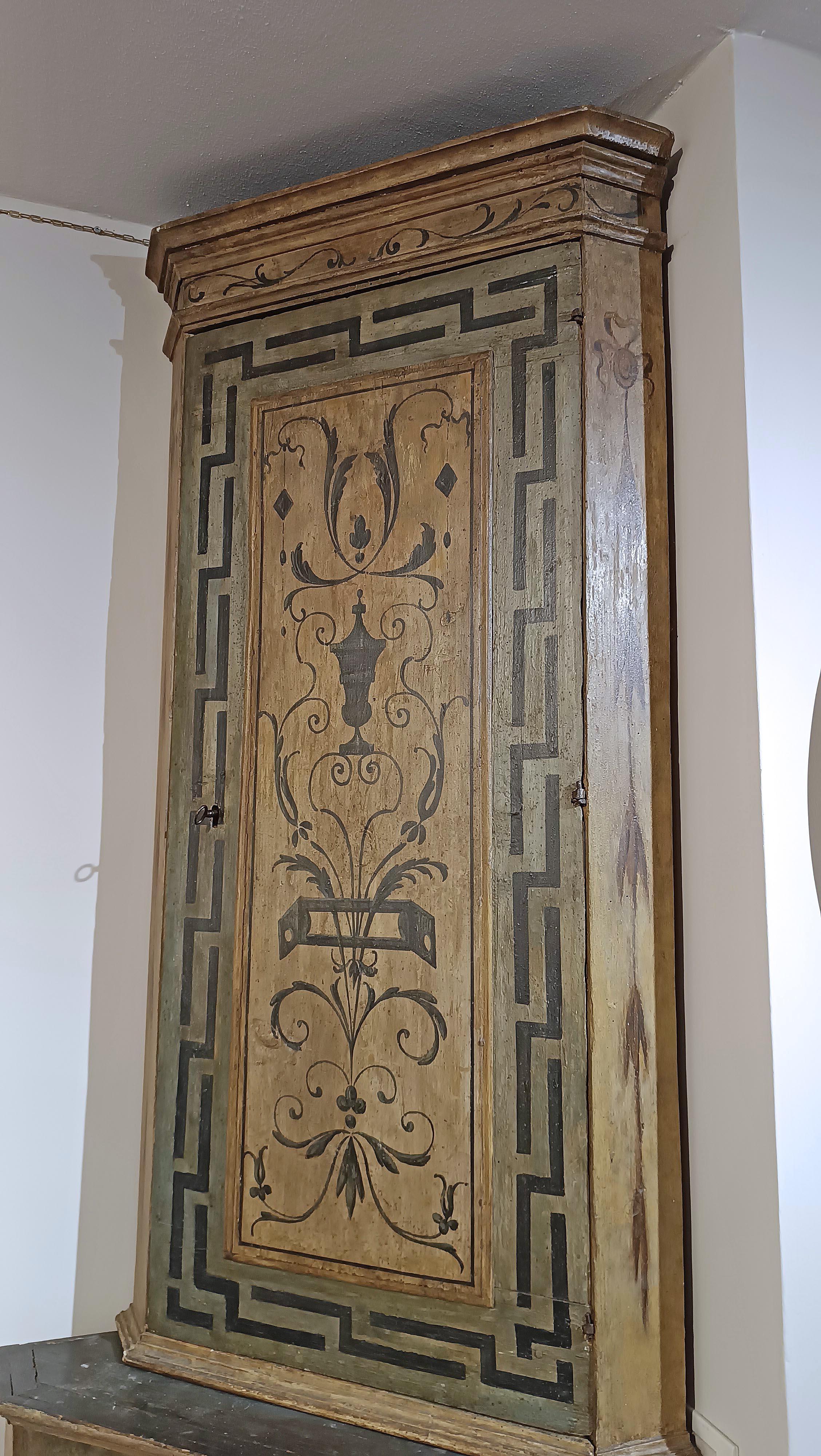LATE 18th CENTURY NEOCLASSICAL DOUBLE-BODY CORNER CABINET In condizioni buone in vendita a Firenze, FI