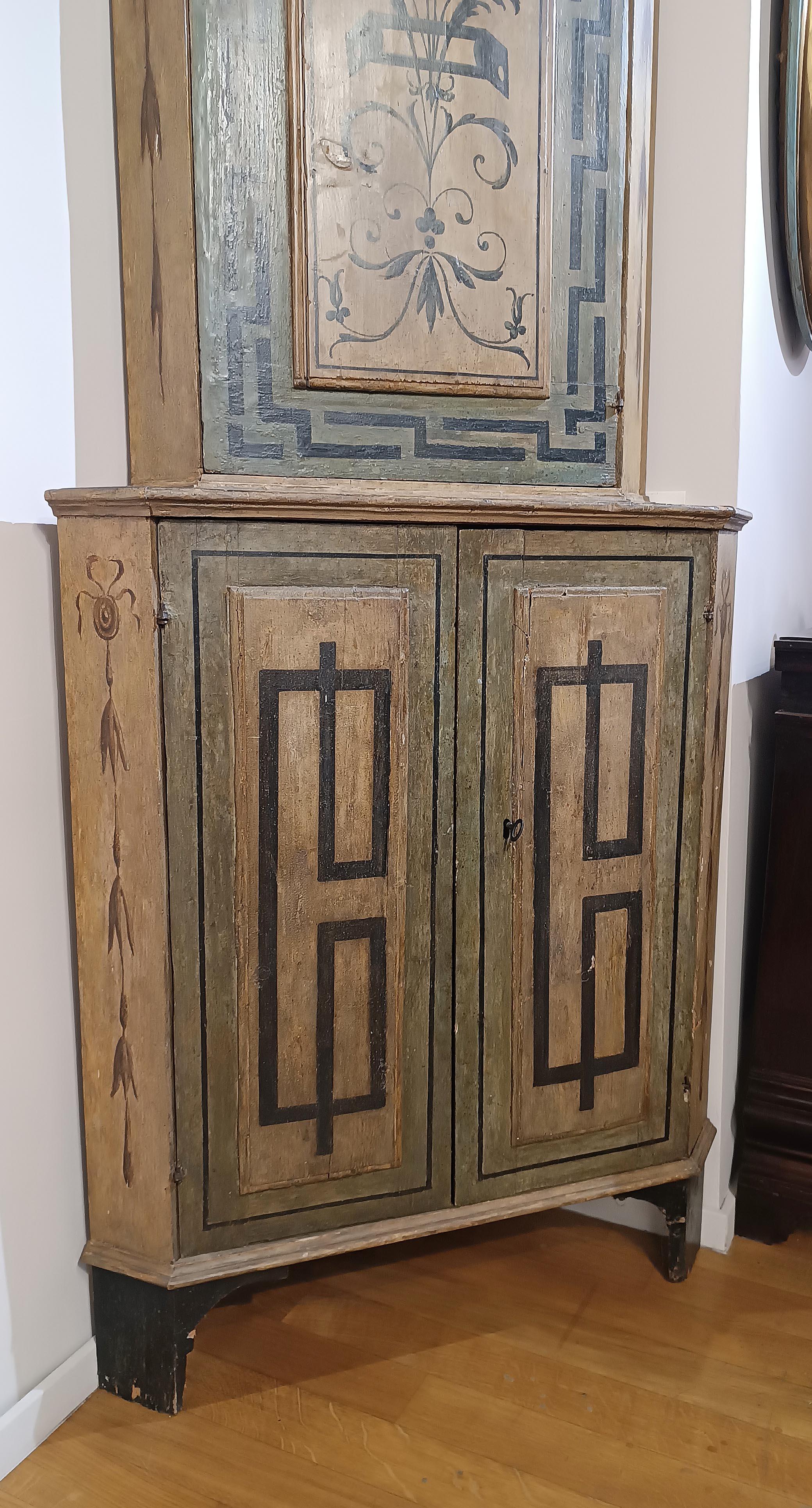 18th Century LATE 18th CENTURY NEOCLASSICAL DOUBLE-BODY CORNER CABINET in vendita