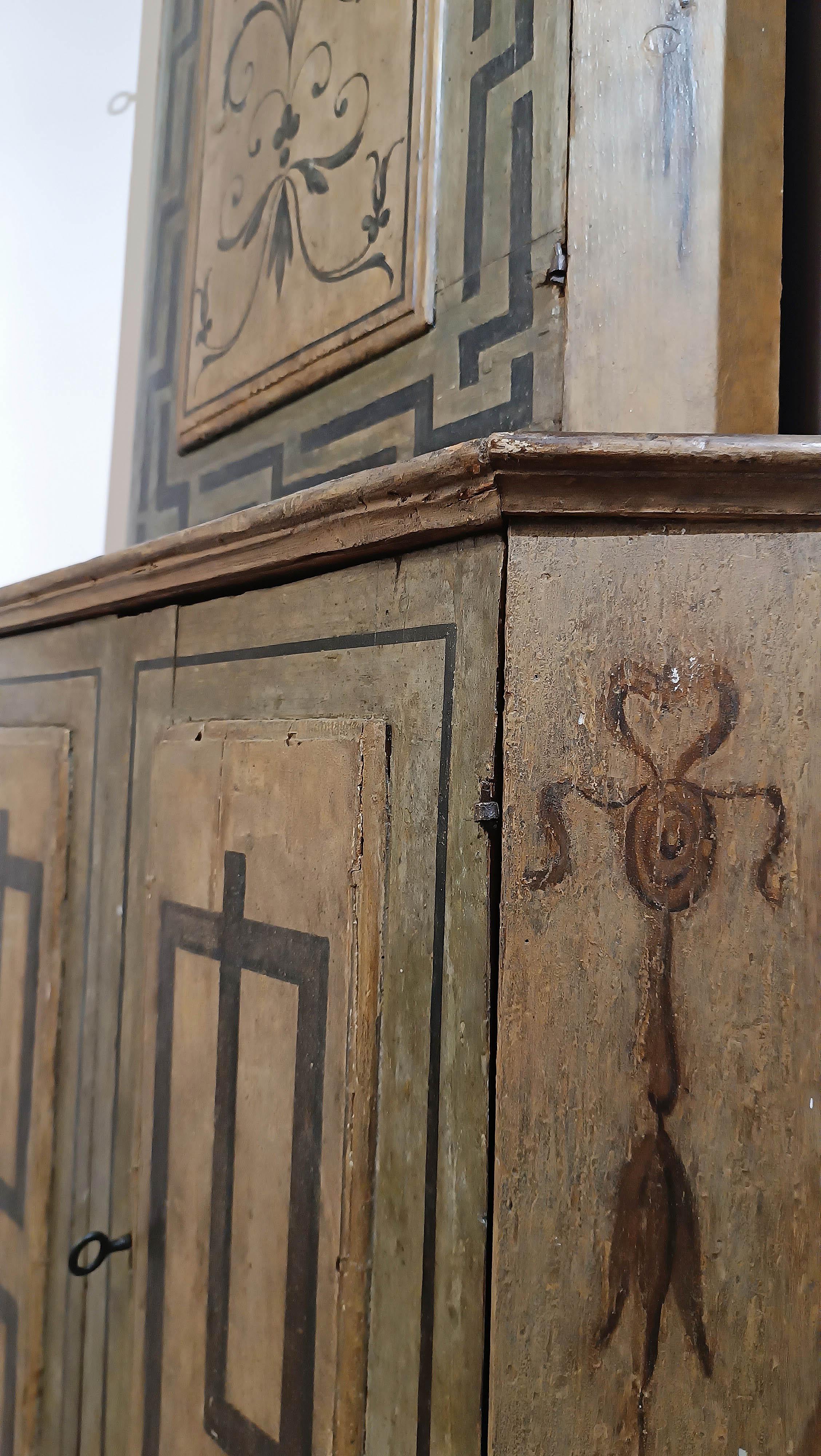 Abete LATE 18th CENTURY NEOCLASSICAL DOUBLE-BODY CORNER CABINET in vendita