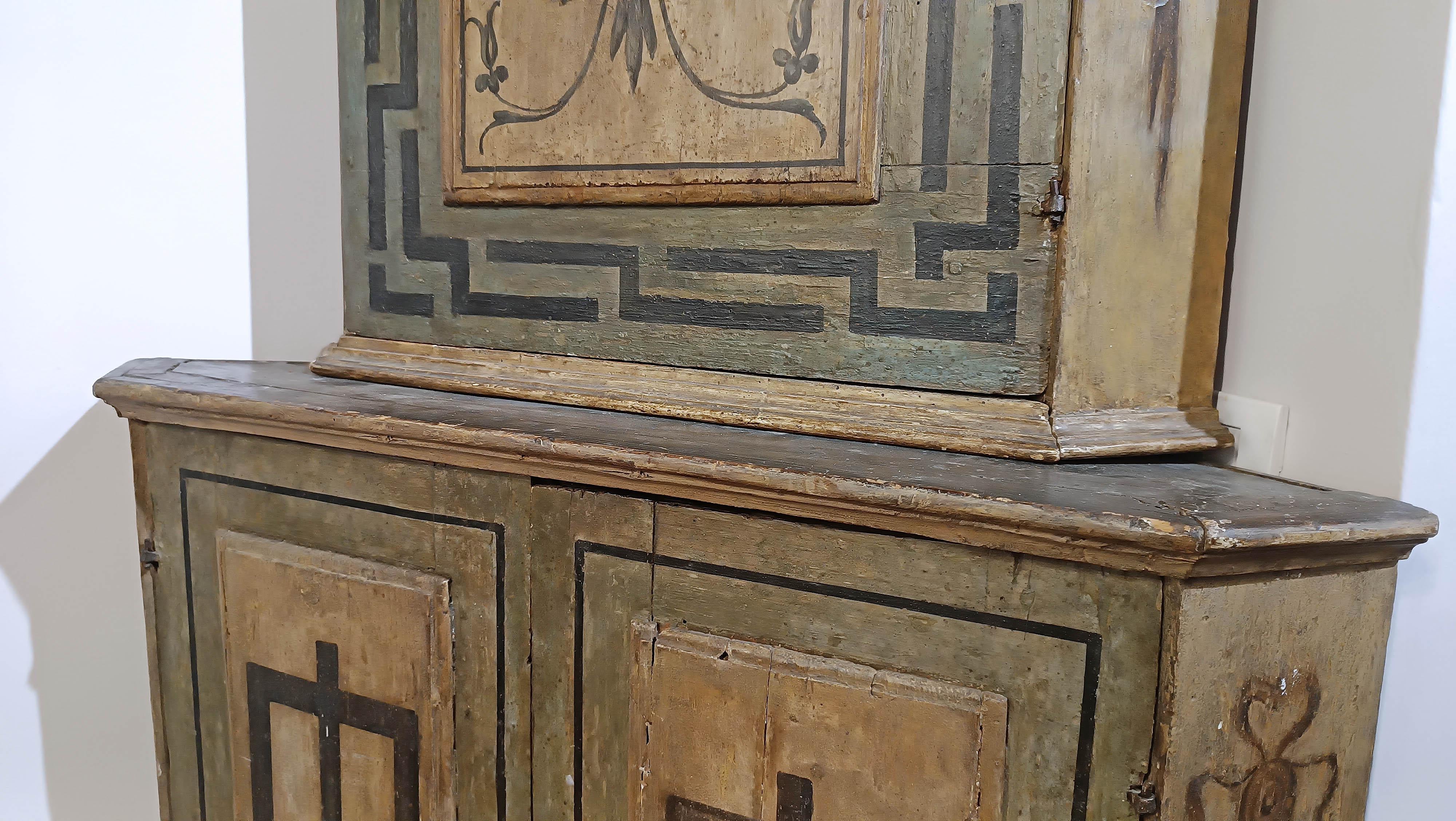 LATE 18th CENTURY NEOCLASSICAL DOUBLE-BODY CORNER CABINET in vendita 1