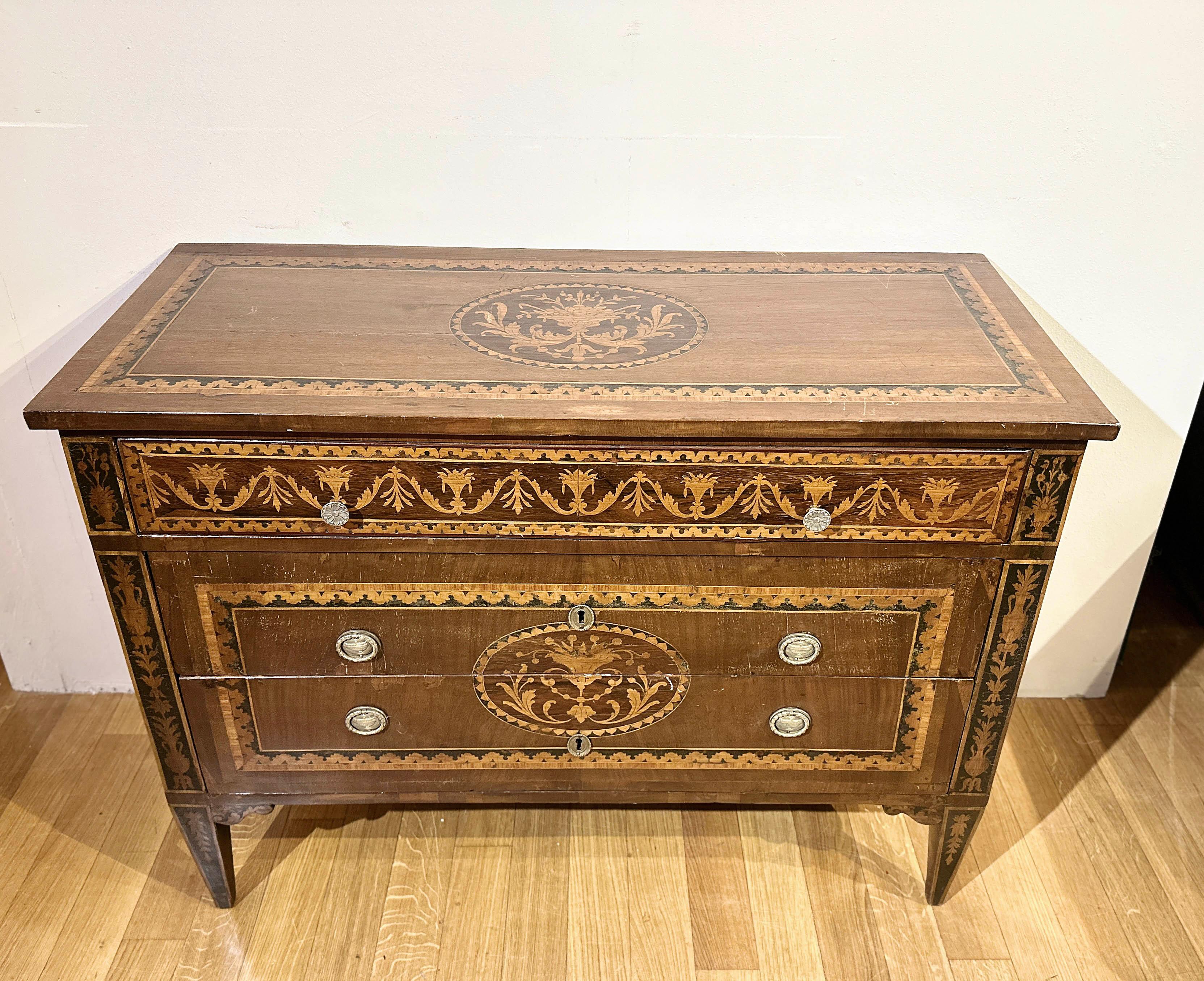 Italiano CASSETTIERA NEOCLASSICA INLAIDATA DEL TARDO 18° SECOLO in vendita