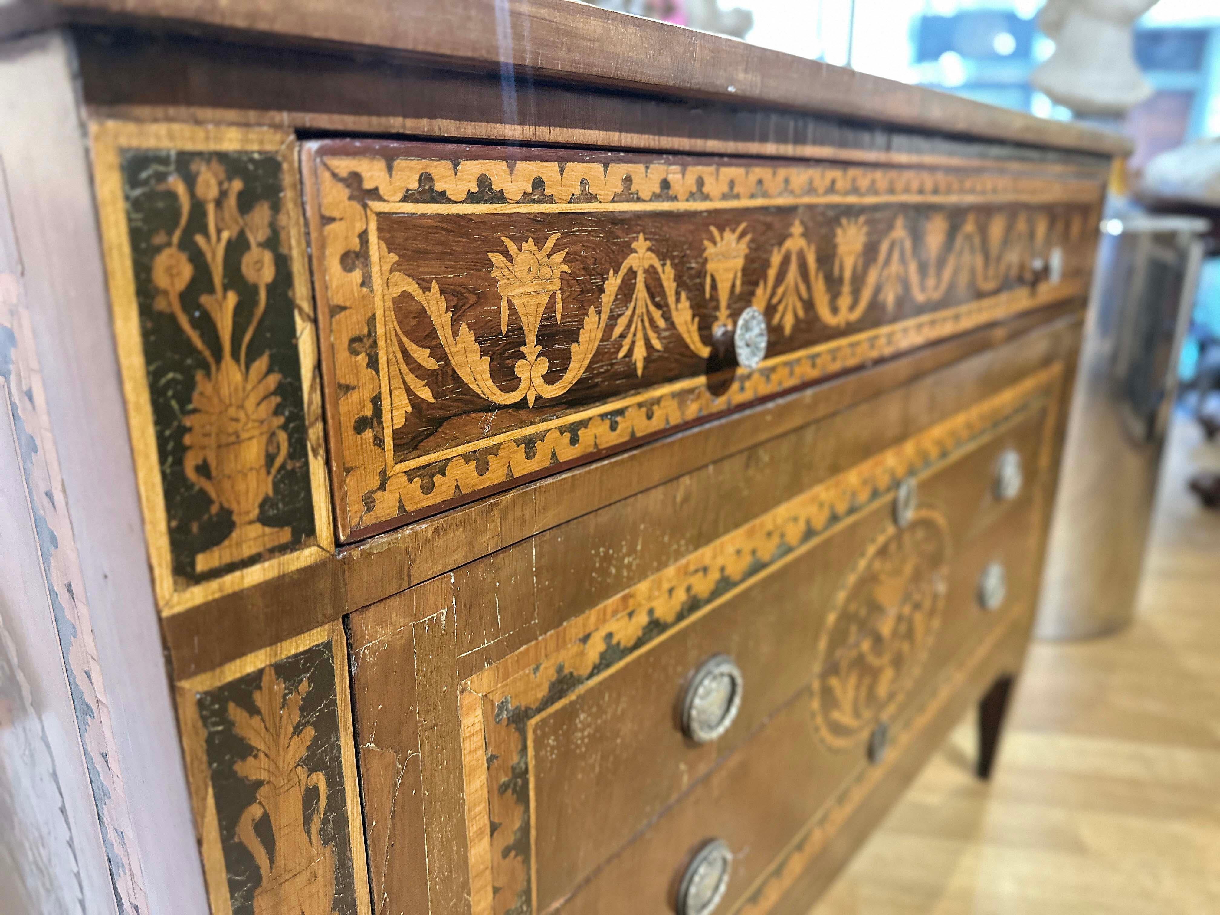 Intagliato a mano CASSETTIERA NEOCLASSICA INLAIDATA DEL TARDO 18° SECOLO in vendita