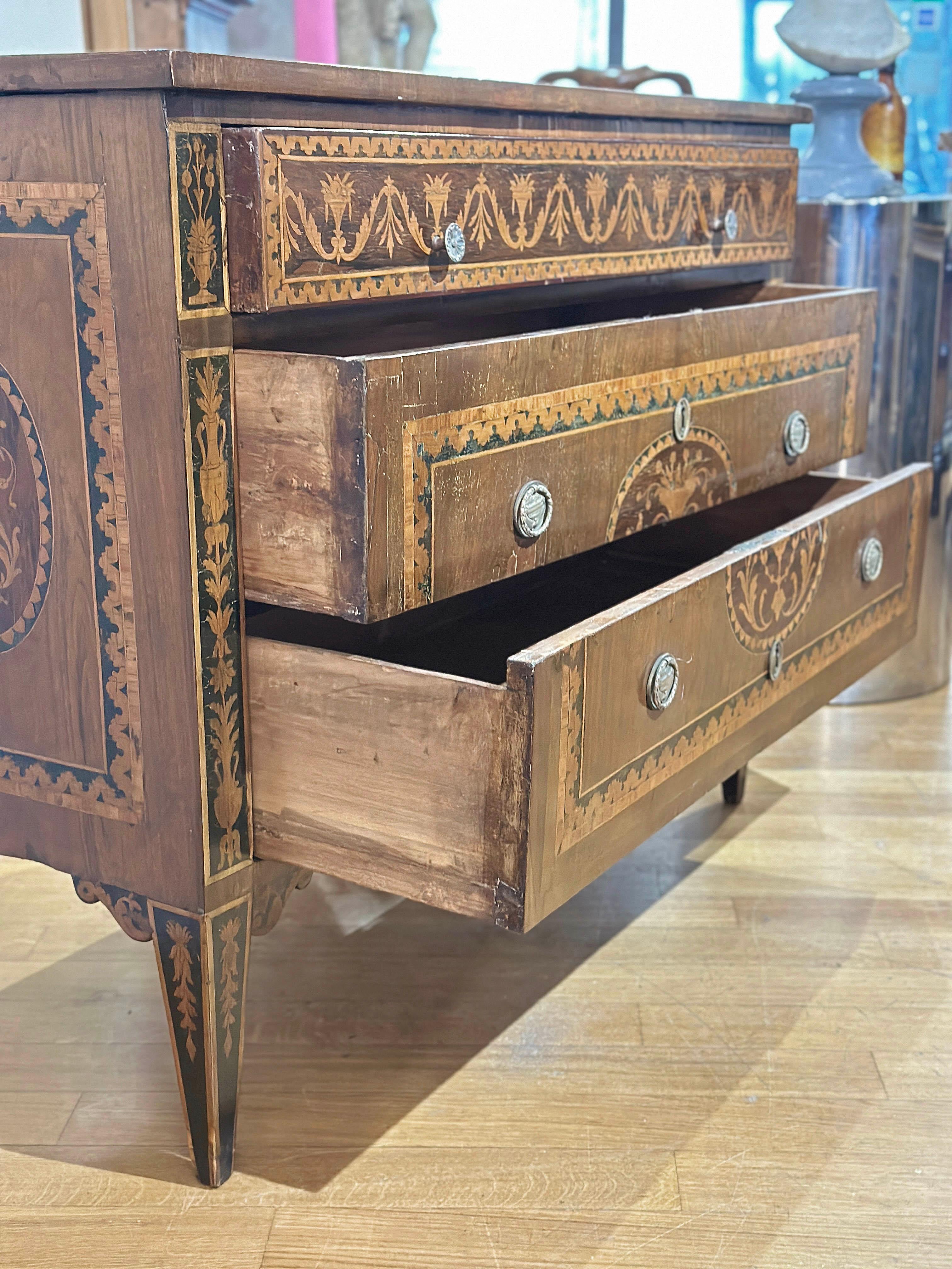 CASSETTIERA NEOCLASSICA INLAIDATA DEL TARDO 18° SECOLO In condizioni buone in vendita a Firenze, FI