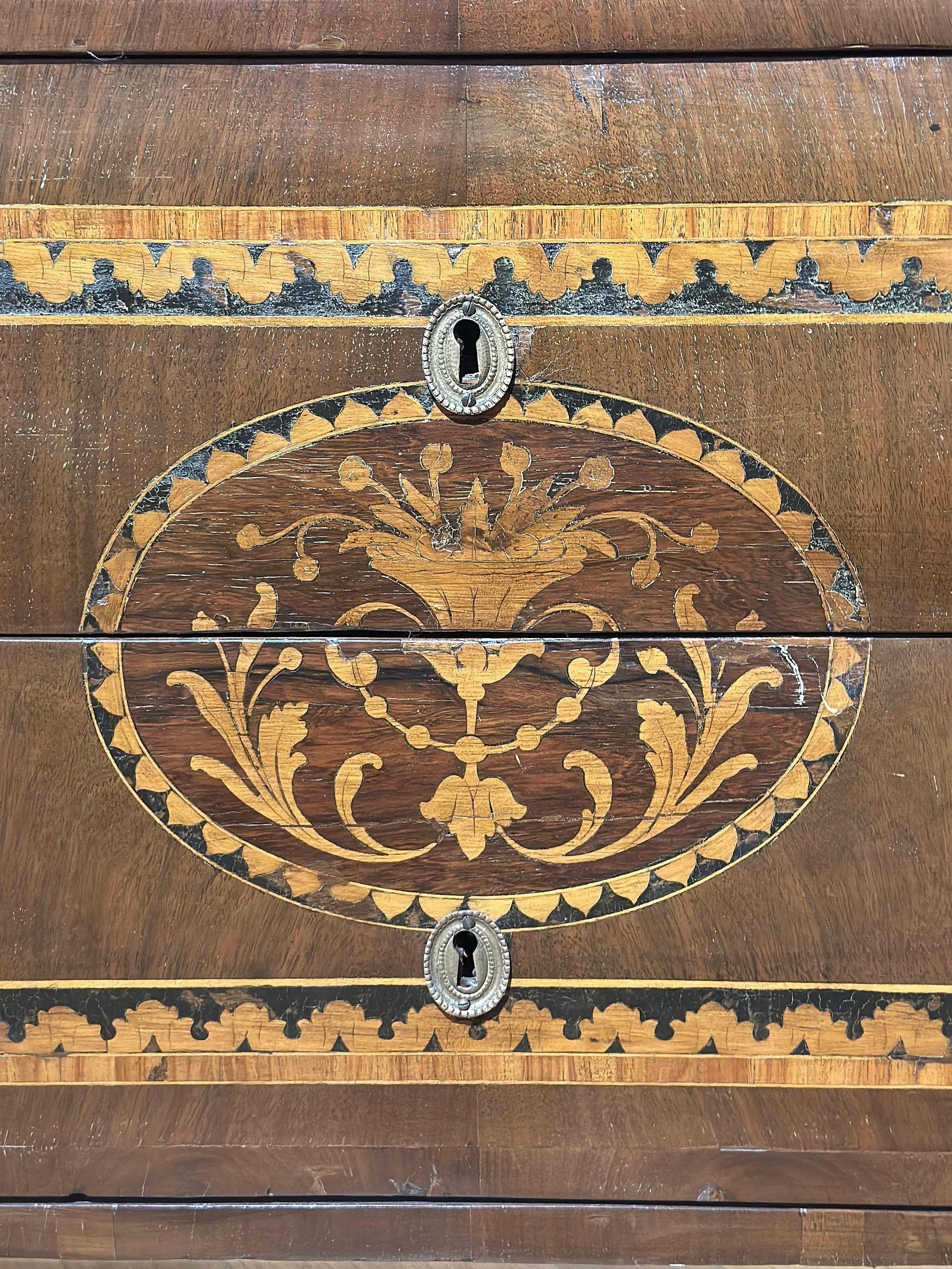 XVIII secolo CASSETTIERA NEOCLASSICA INLAIDATA DEL TARDO 18° SECOLO in vendita