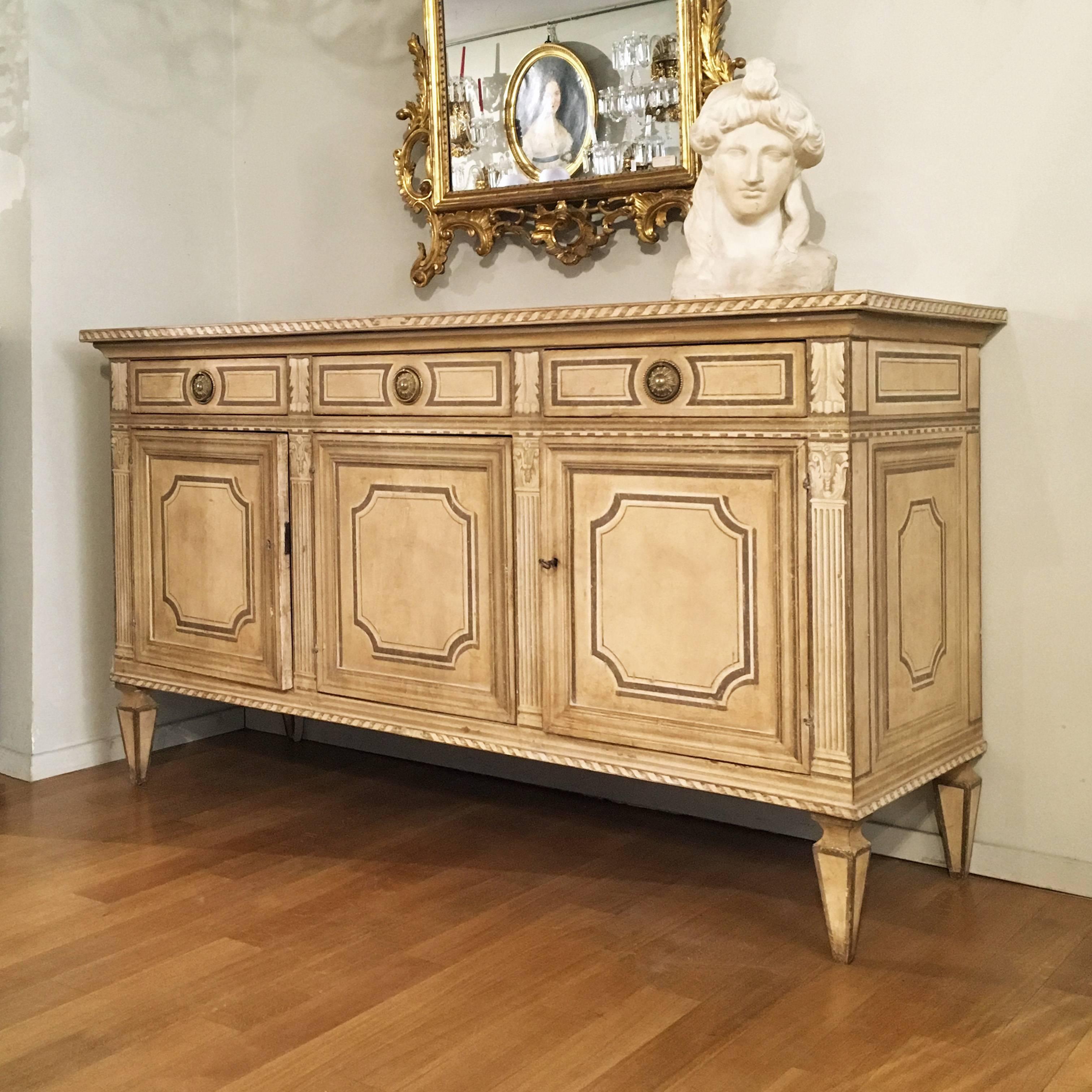 Late 18th Century Neoclassical Italian Credenza in Painted Poplar Wood For Sale 8