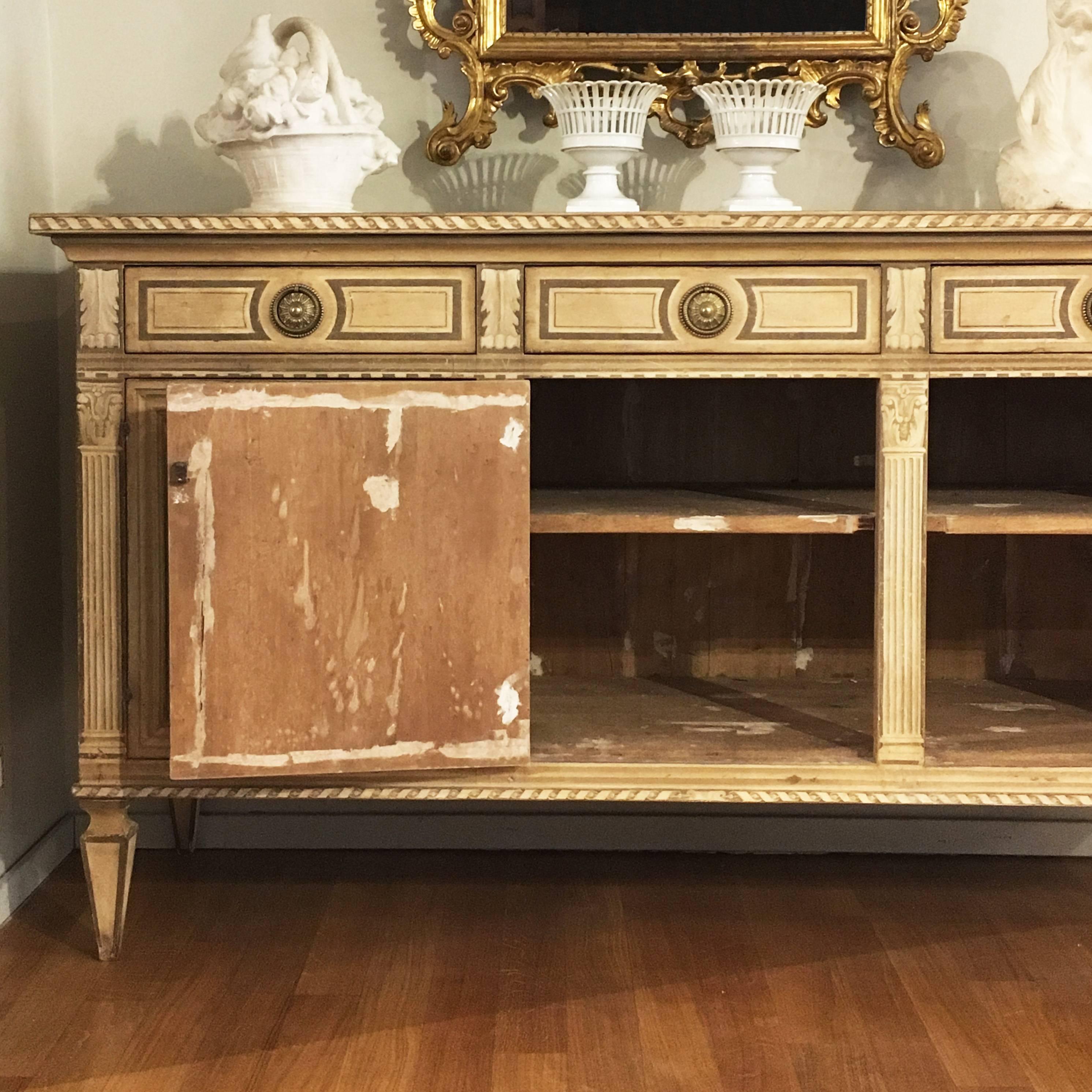 Late 18th Century Neoclassical Italian Credenza in Painted Poplar Wood For Sale 9