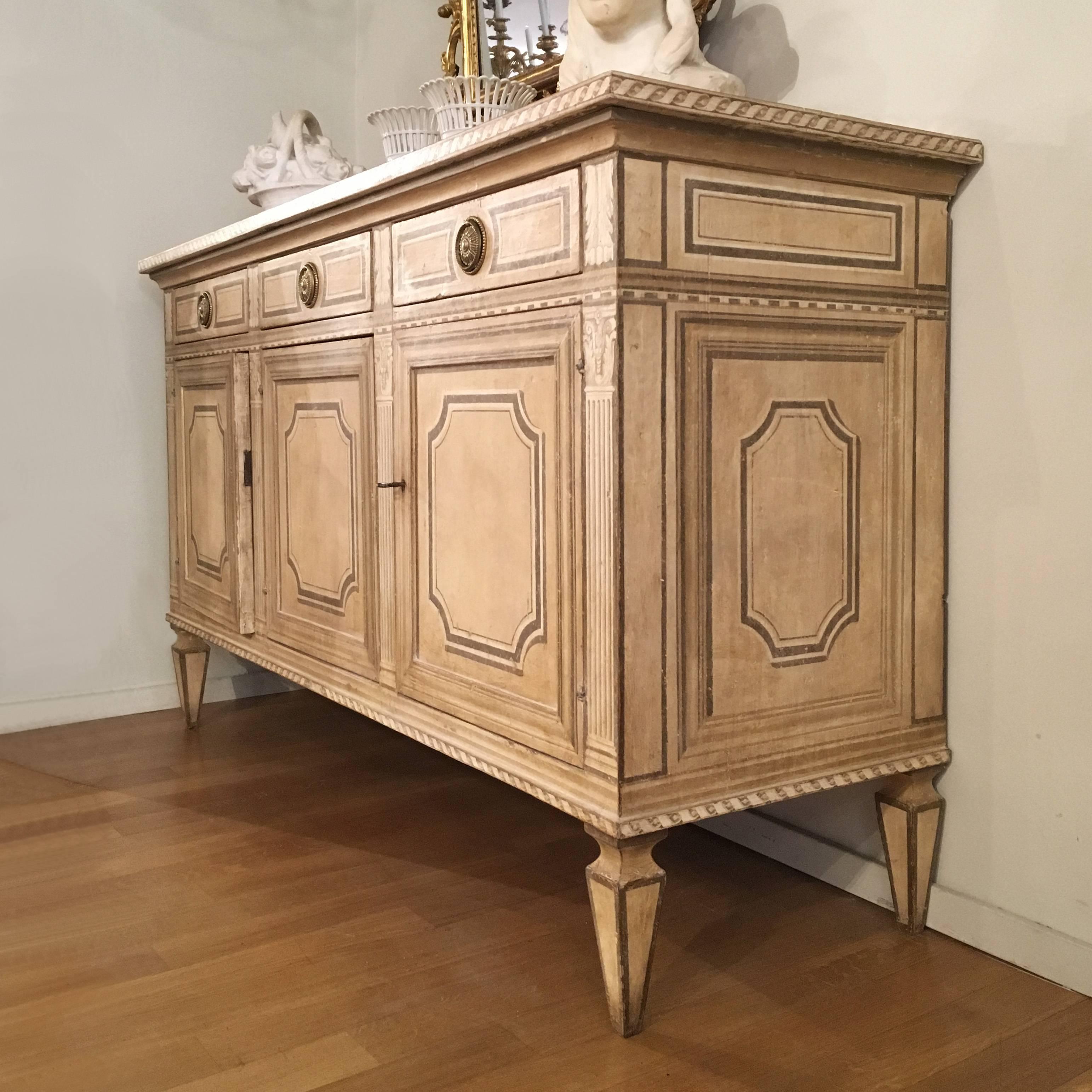 Late 18th Century Neoclassical Italian Credenza in Painted Poplar Wood For Sale 1