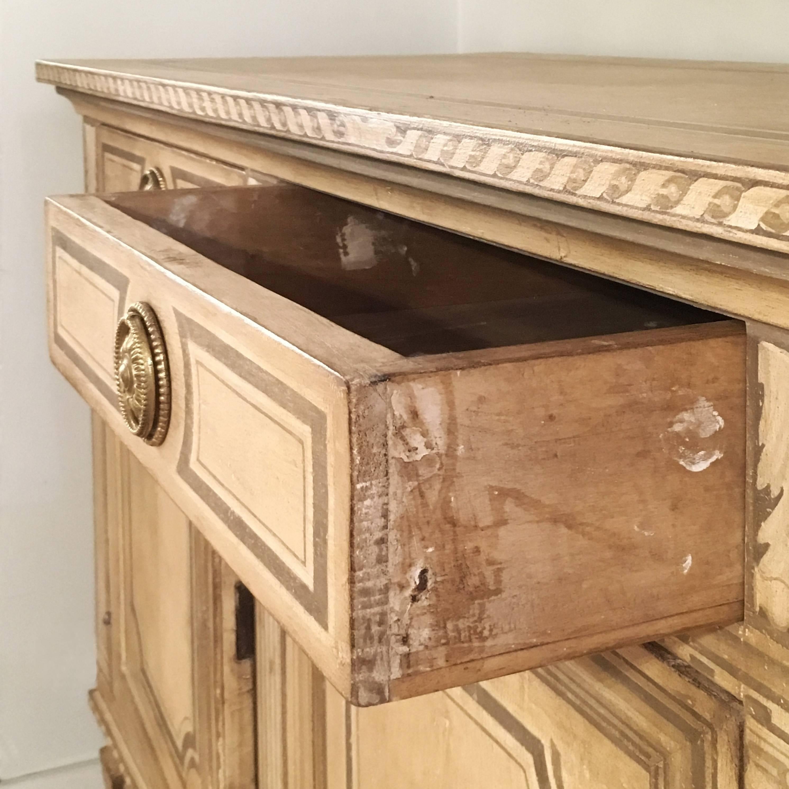 Late 18th Century Neoclassical Italian Credenza in Painted Poplar Wood For Sale 3