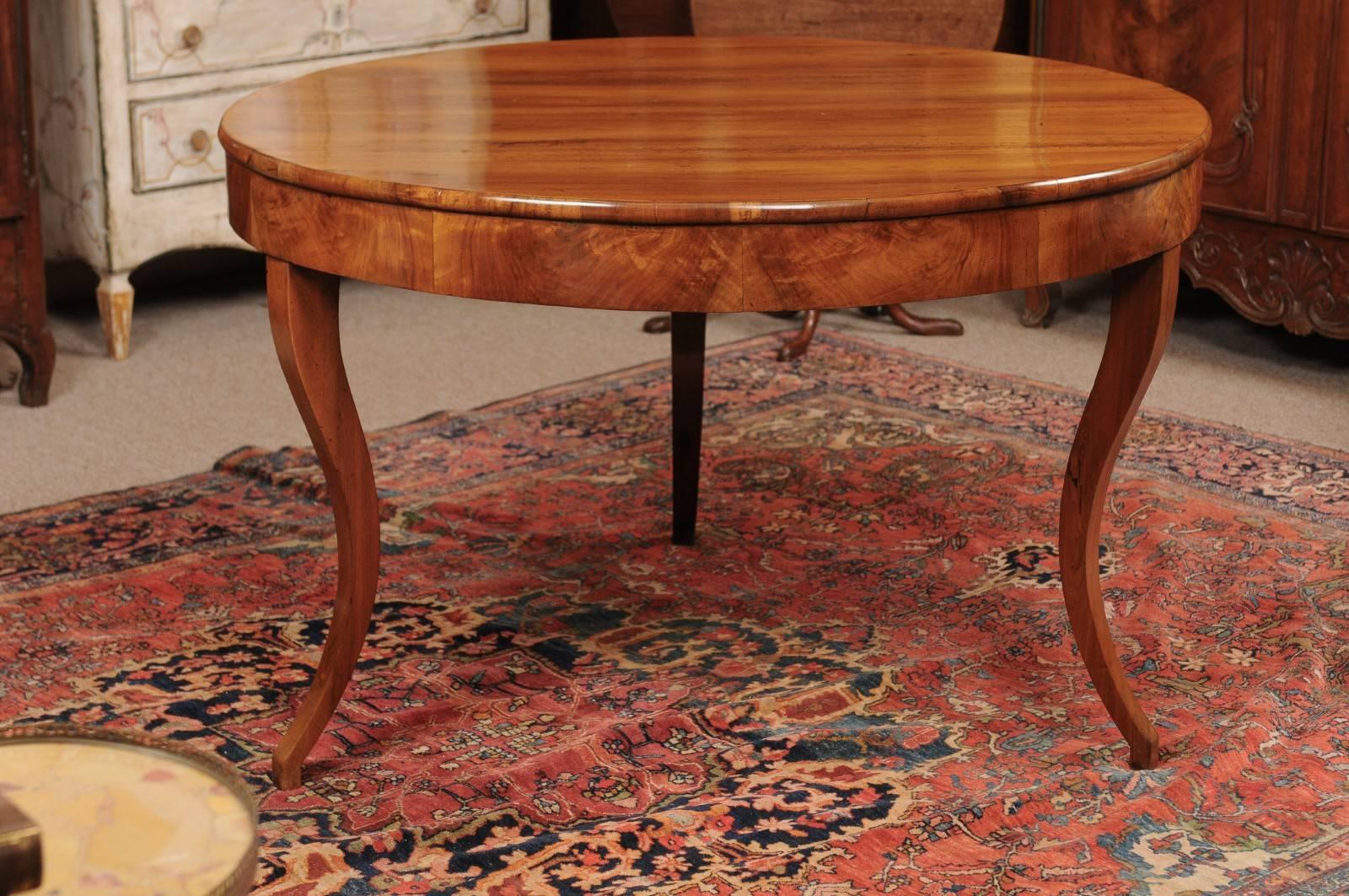 The Italian neoclassical center table from the late 18th century in a nice honey walnut with circular top, plane frieze and supported by three spayed legs.

 