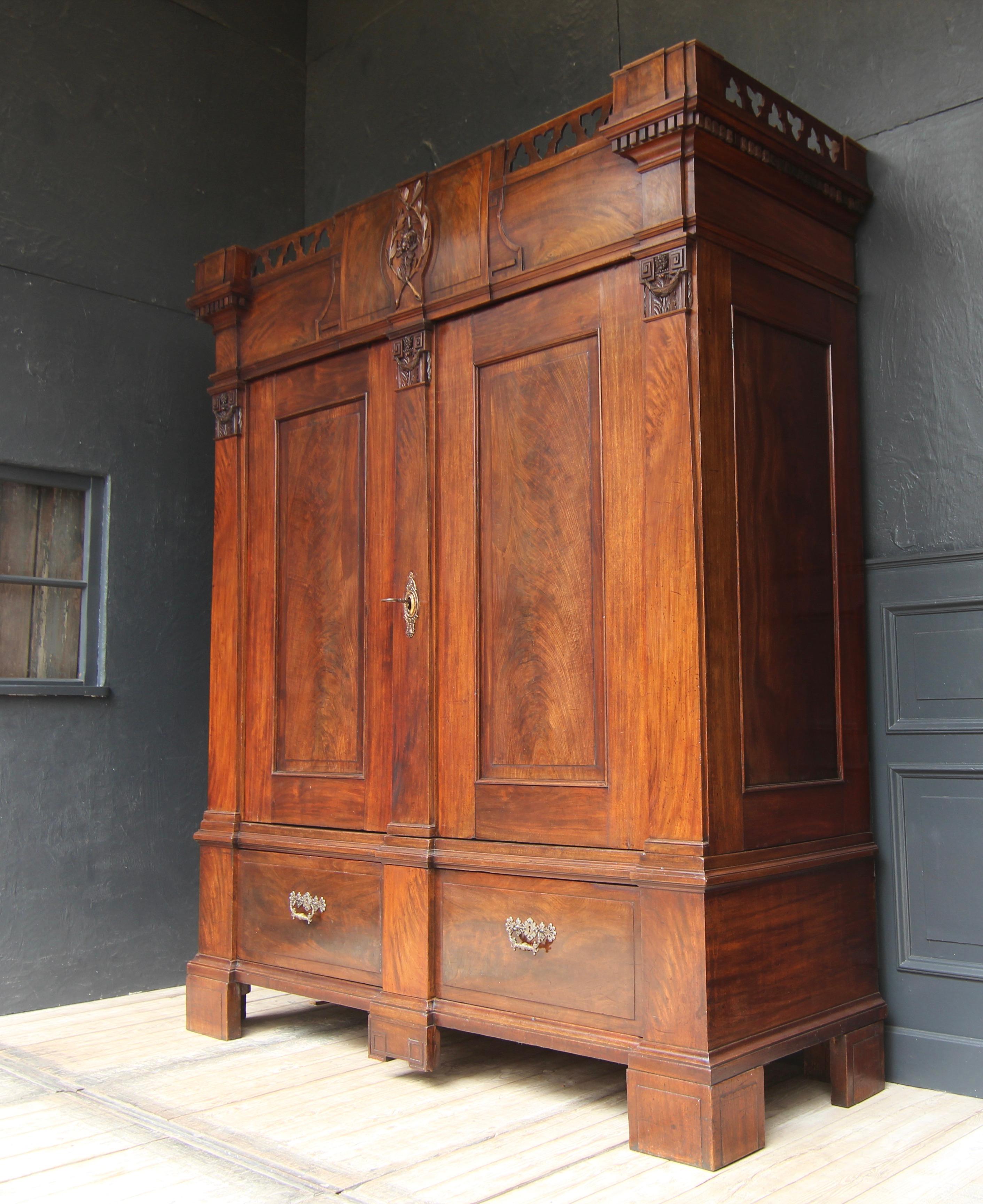 Cabinet néoclassique en acajou de la fin du XVIIIe siècle Bon état à Dusseldorf, DE