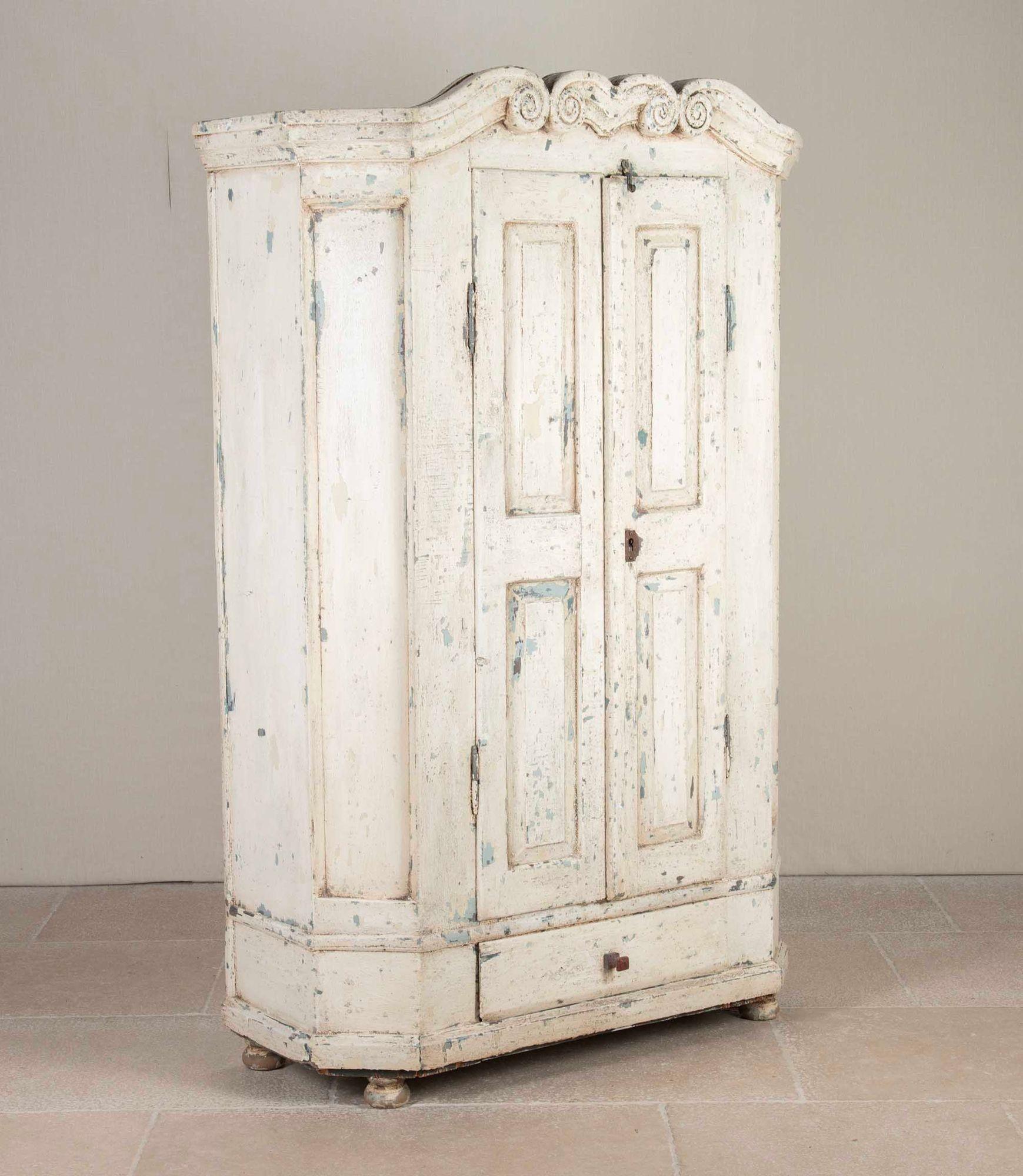 Armario de dos puertas de finales del siglo XVIII procedente de la región austriaca del Tirol del Norte. 
Con una preciosa pátina antigua de muchas capas de pintura de sus dos siglos de historia. El interior está equipado con tres estantes y un