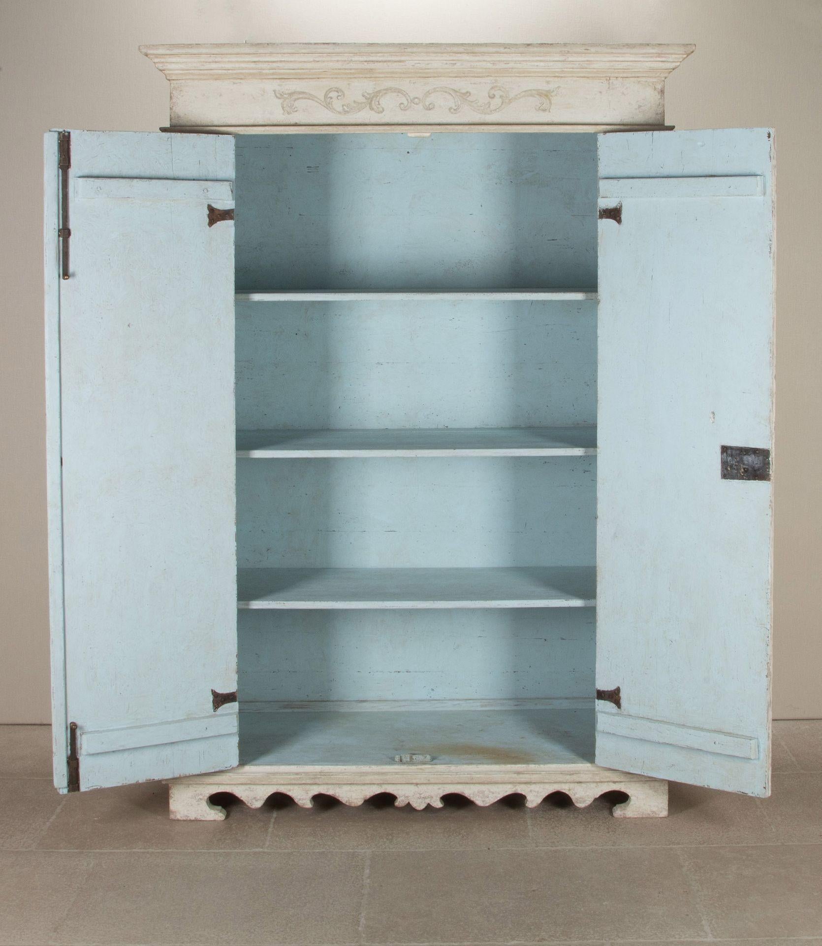 Italiano Armoire dipinto a mano della fine del XVIII secolo in Italia settentrionale in vendita