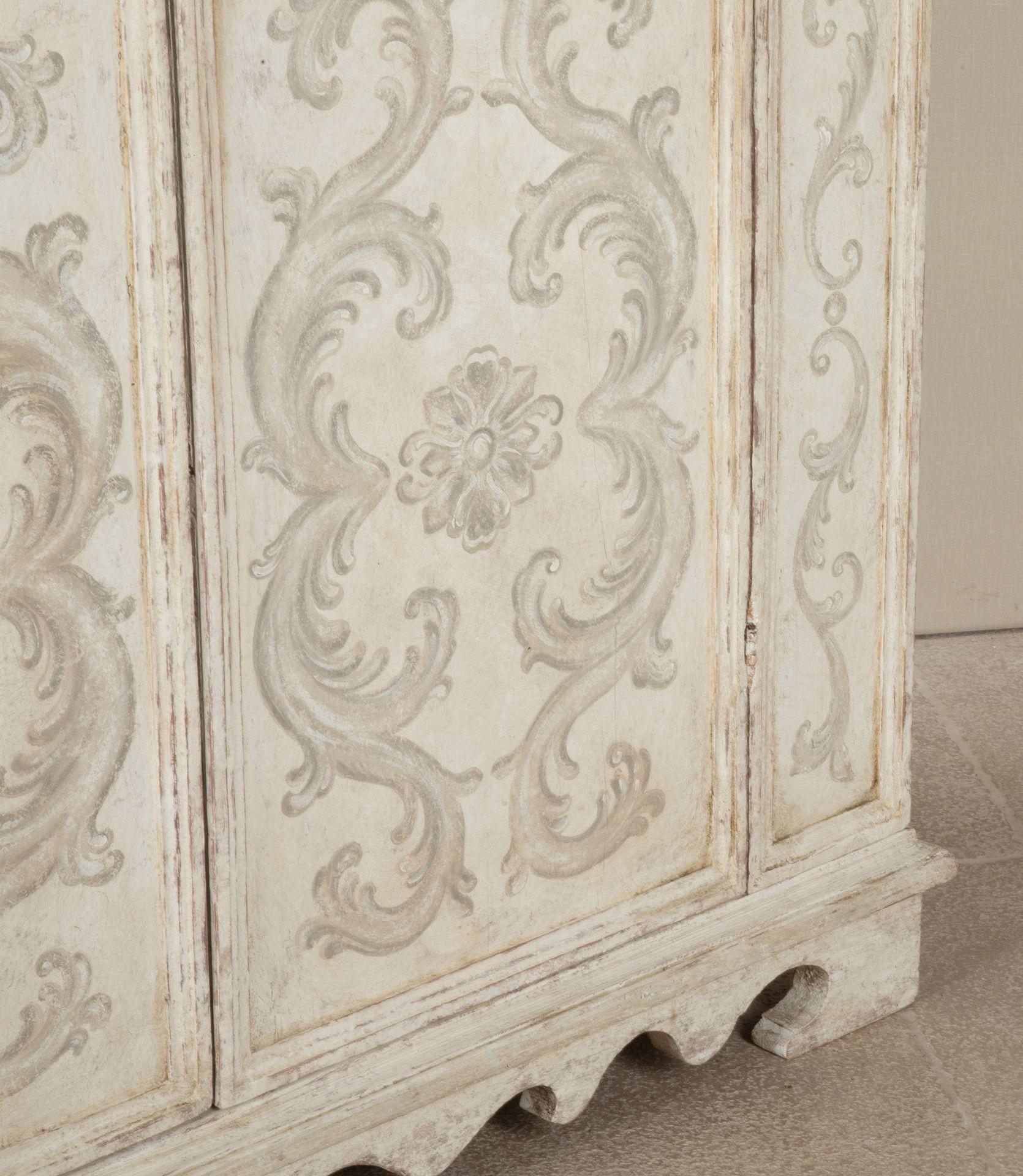 Legno Armoire dipinto a mano della fine del XVIII secolo in Italia settentrionale in vendita
