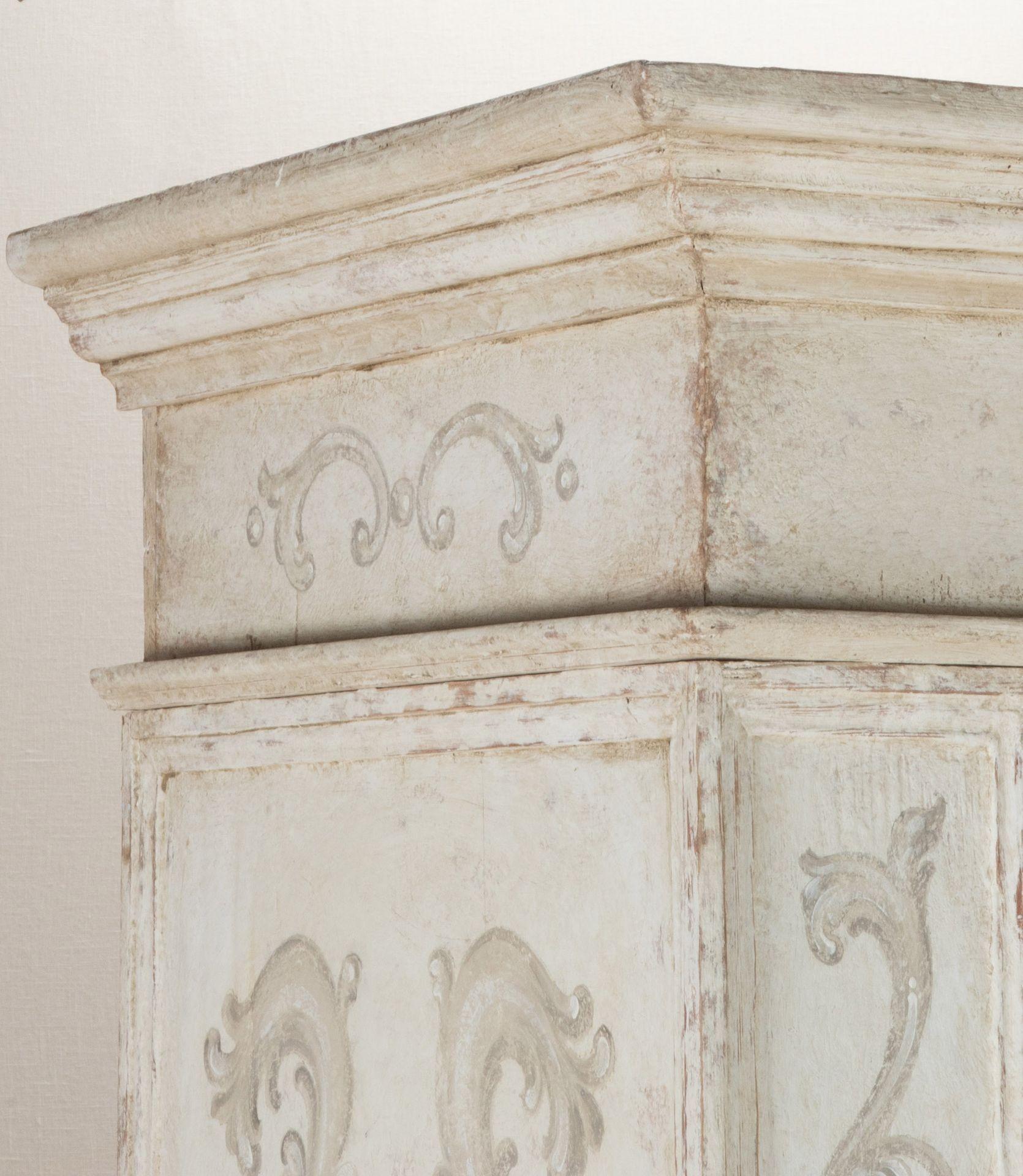 Armoire dipinto a mano della fine del XVIII secolo in Italia settentrionale in vendita 2