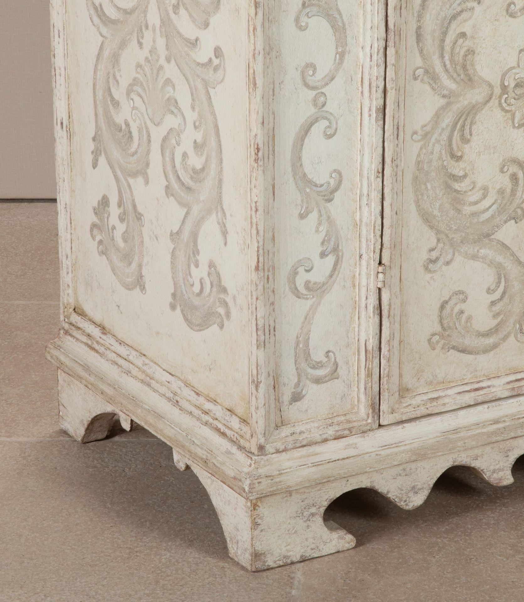 Armoire dipinto a mano della fine del XVIII secolo in Italia settentrionale in vendita 4